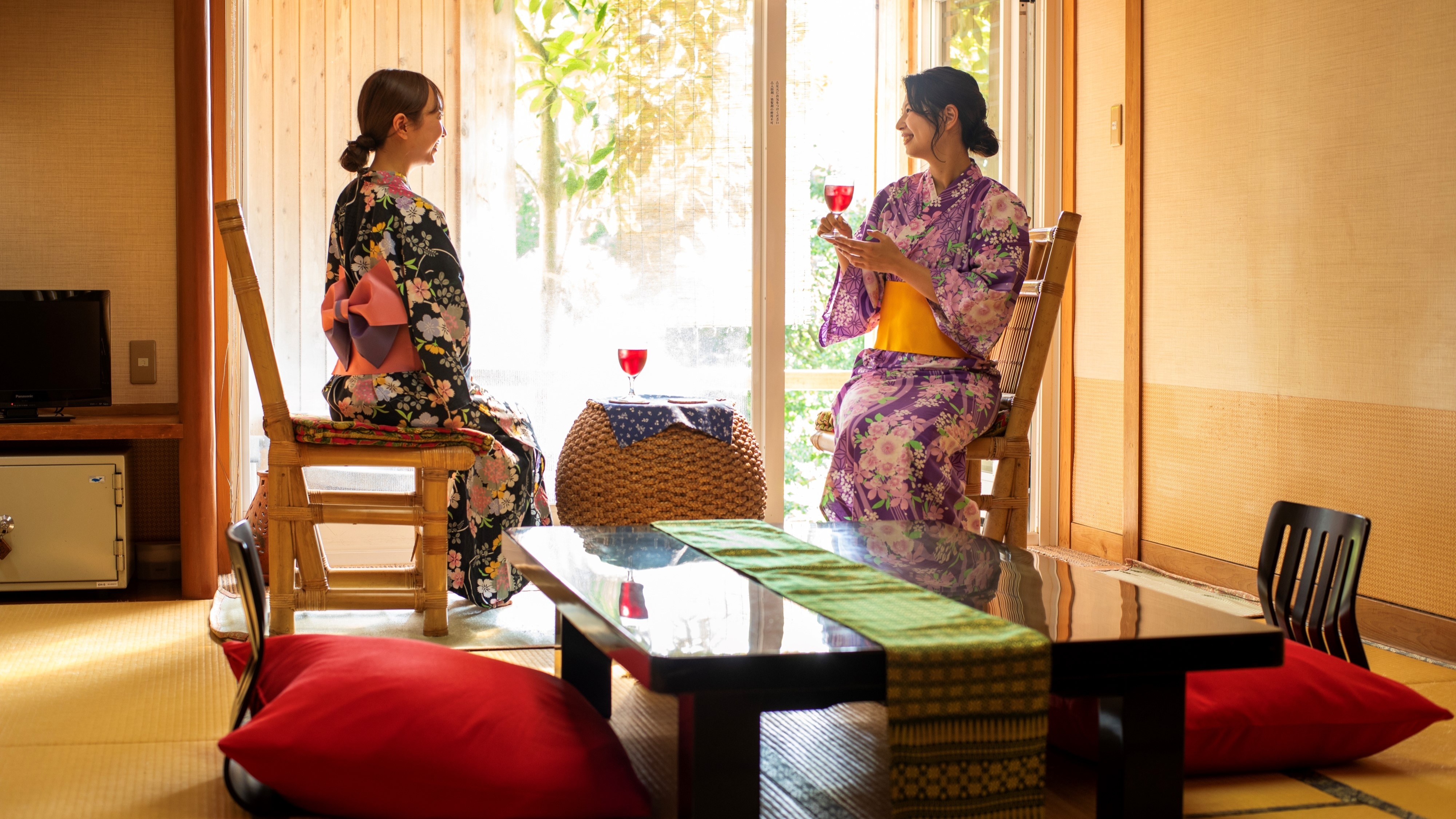[10 tatami Japanese-style room with open-air bath] A room with comfortable sunlight filtering through the trees