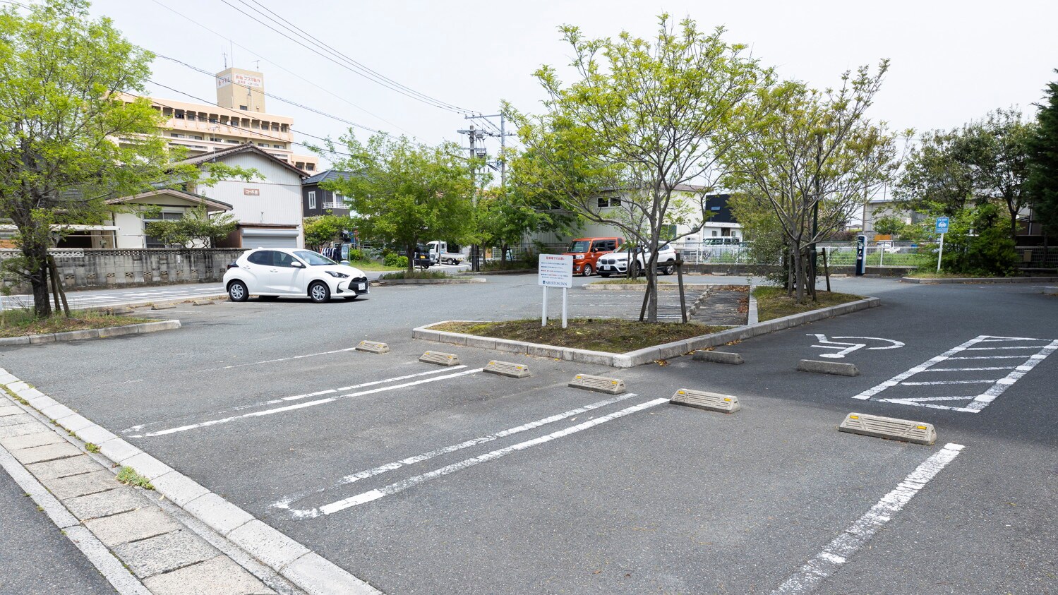04 Parking lot available
