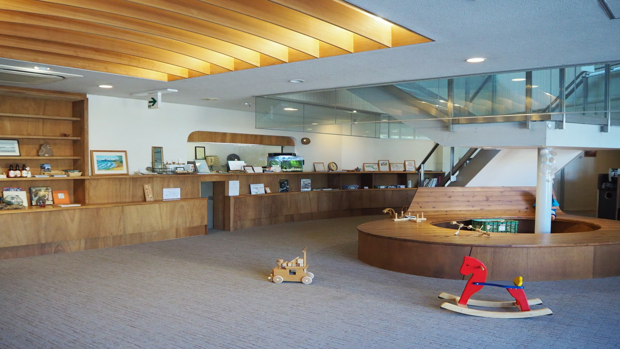 넓은 로비는 나무의 향기♪