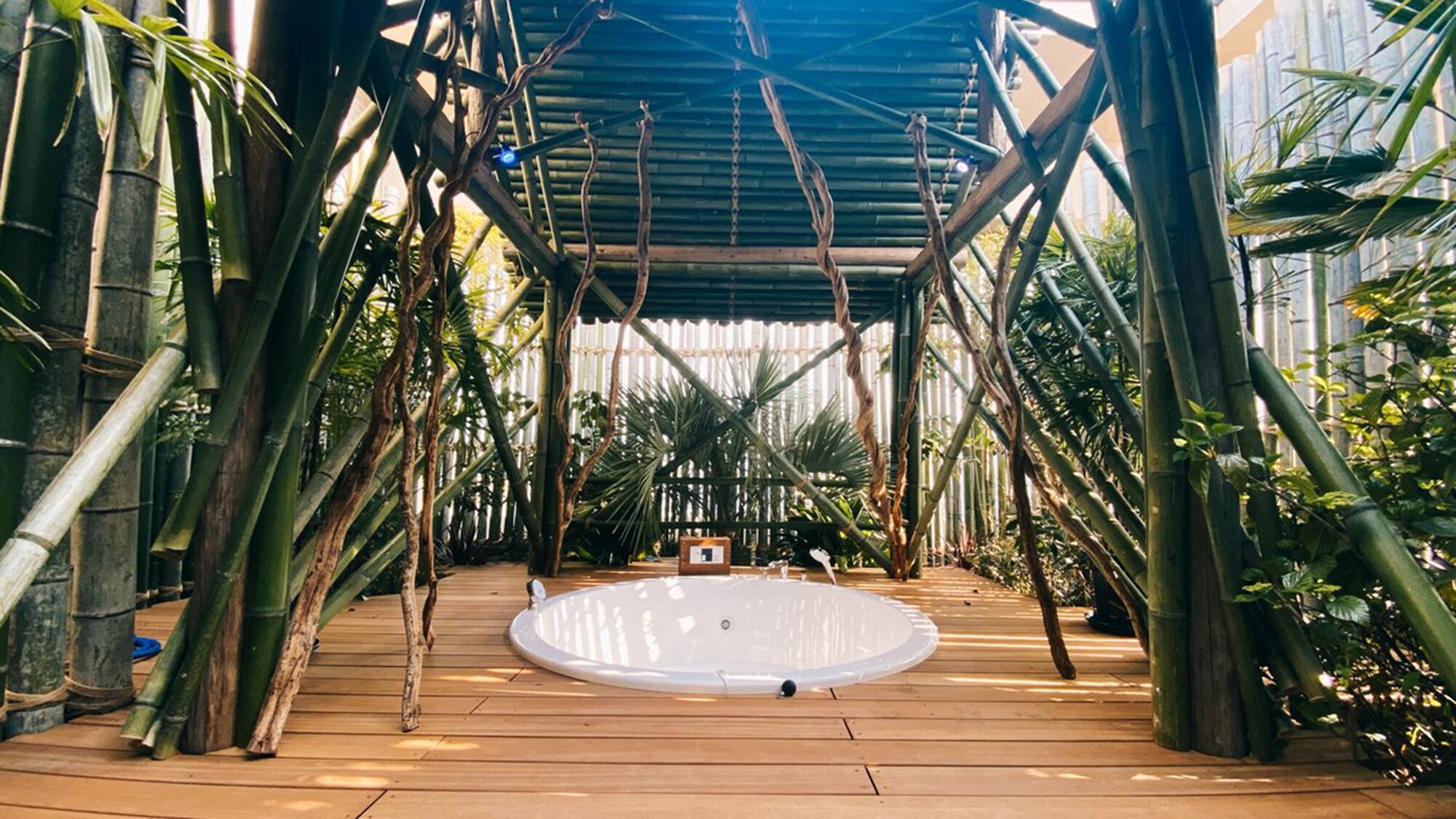 [MIHAGI Royal Suite] ~ Extraordinary space after the rain ~ Open-air Jacuzzi