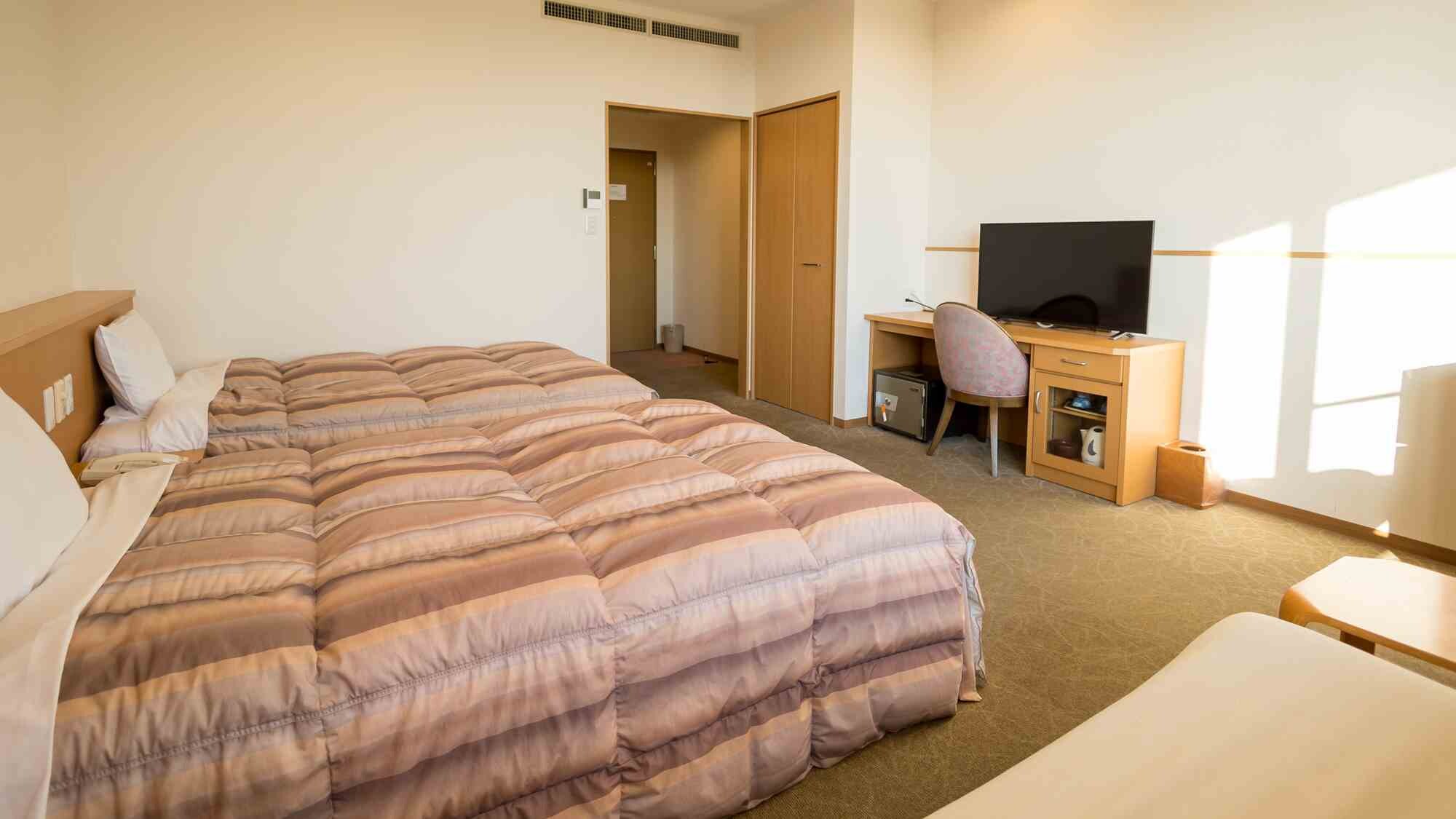 [Main building] Twin room with window behind