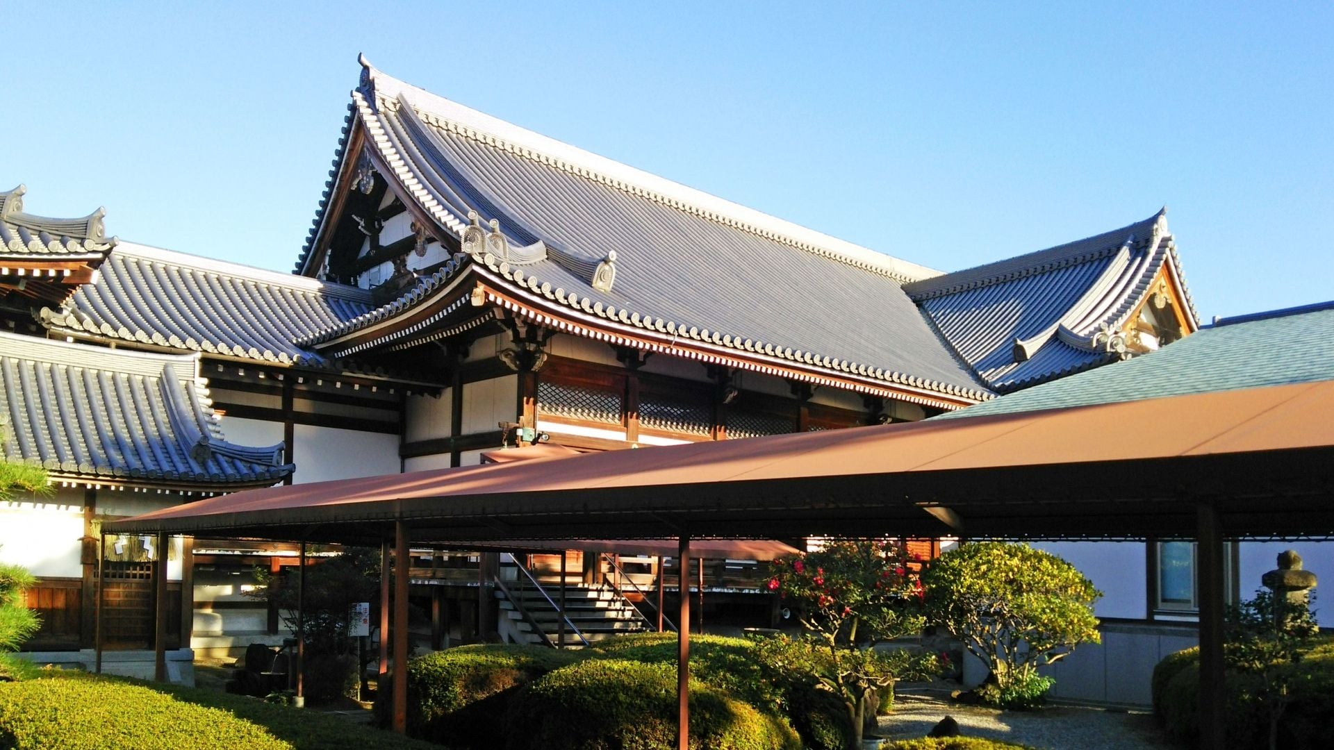 [Zentsuji] 15 minutes walk. This is the closest hotel to Zentsuji.