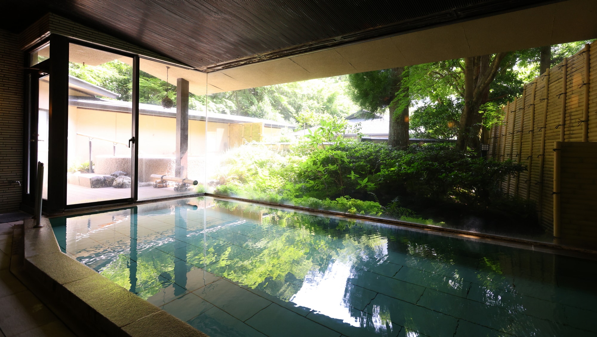 [Pemandian umum besar] Nikmati taman dari pemandian umum besar yang dilapisi batu Izu