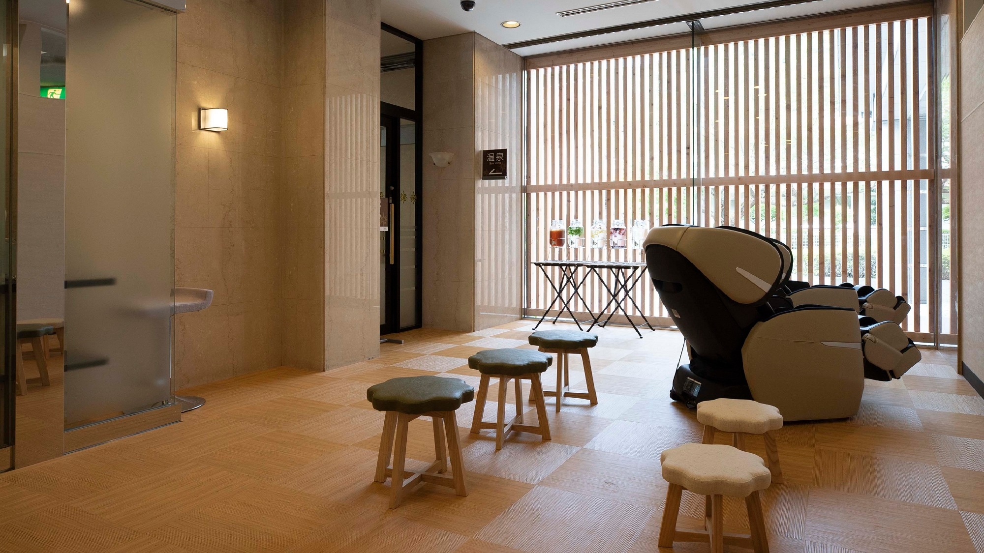 [rest area] Equipped with massage chairs, facial equipment, and detox water. Be beautiful inside and out