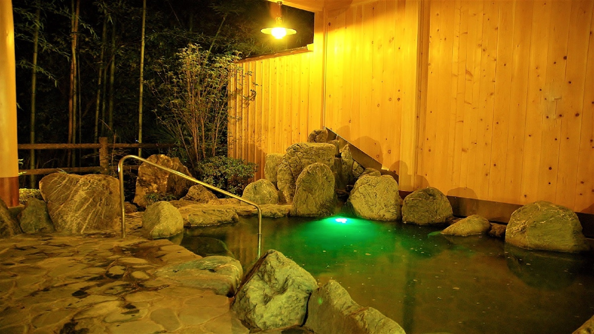 This is the open-air bath at night. It's very quiet, the air is fresh, and it's very refreshing.