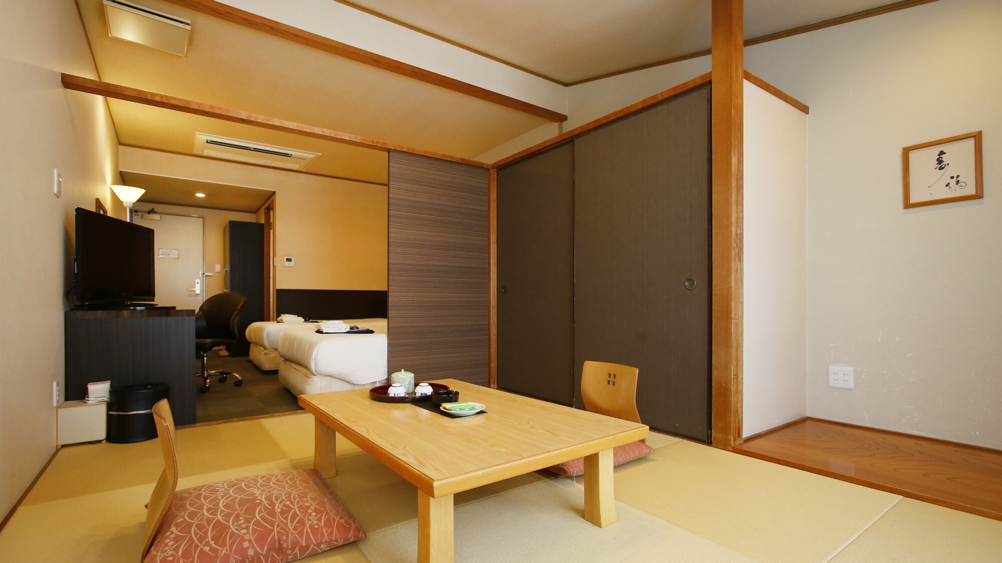 [Kamar Jepang dan Barat dengan pemandangan taman] Bersantai di tikar atau tempat tidur tatami Direkomendasikan untuk grup yang ingin memiliki kamar tidur terpisah!