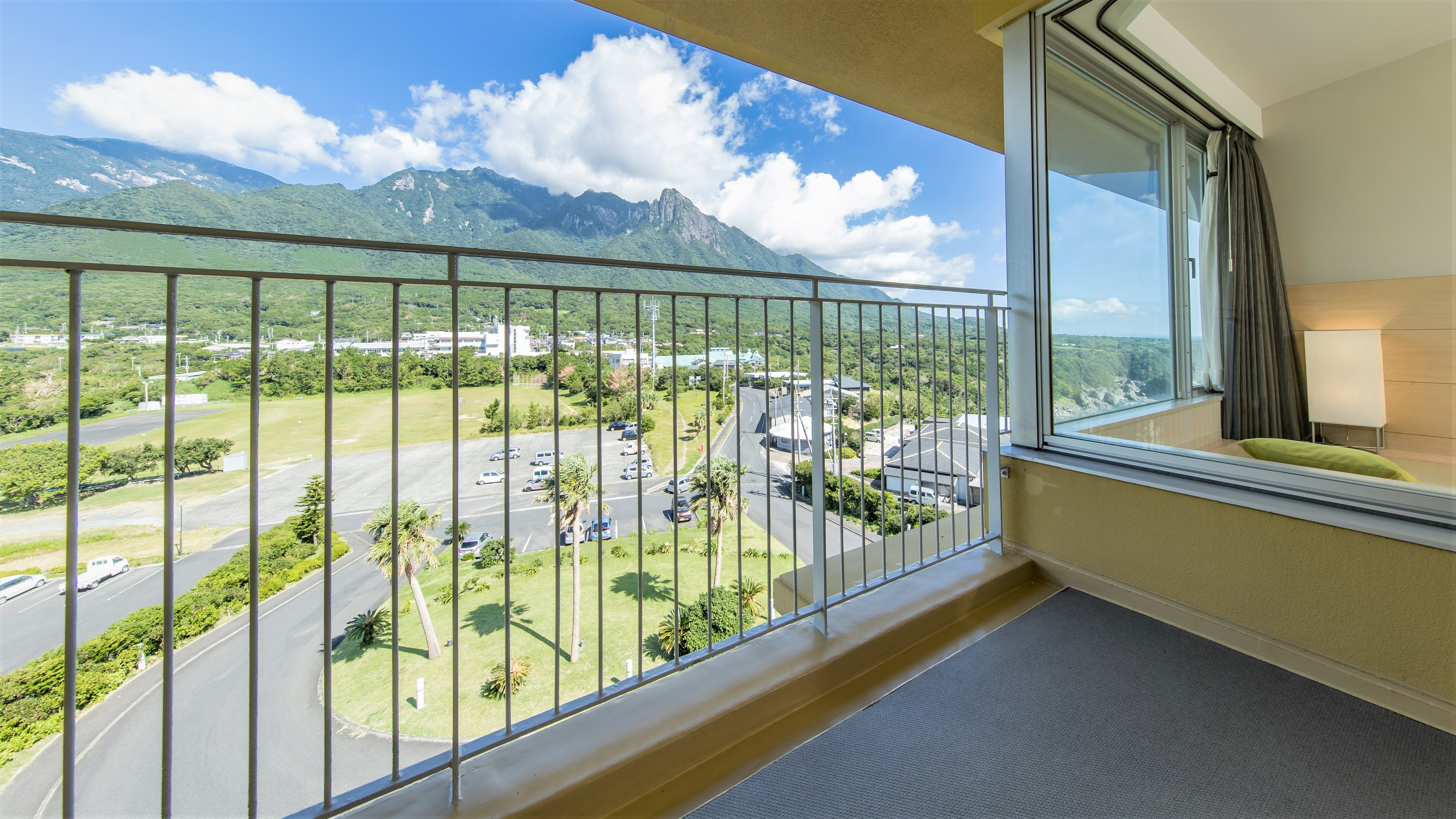 Standard Twin Room | Enjoy the view of the vast nature of Yakushima.