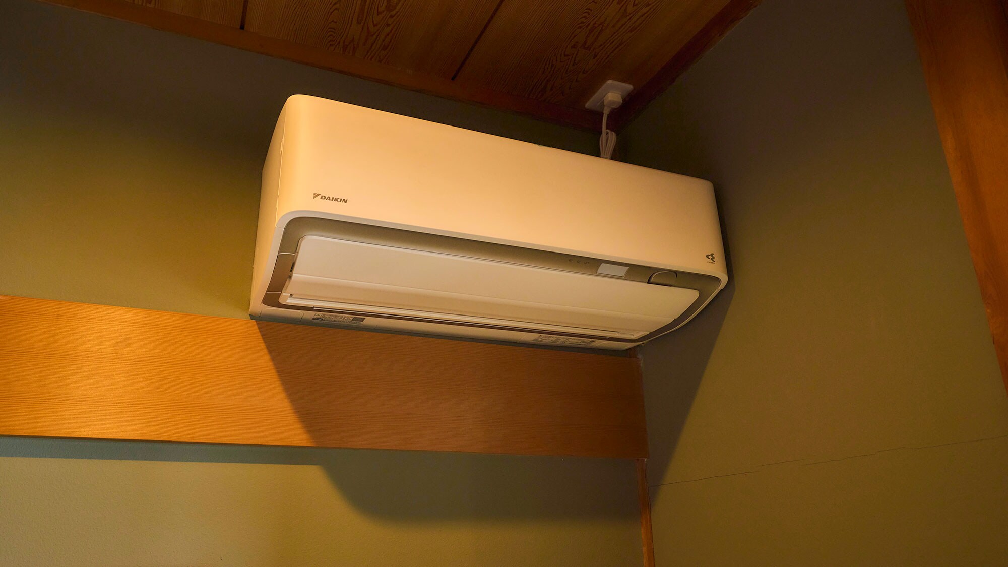 ・[Japanese-style room with 10 tatami mats] The room is equipped with individually adjustable air conditioners