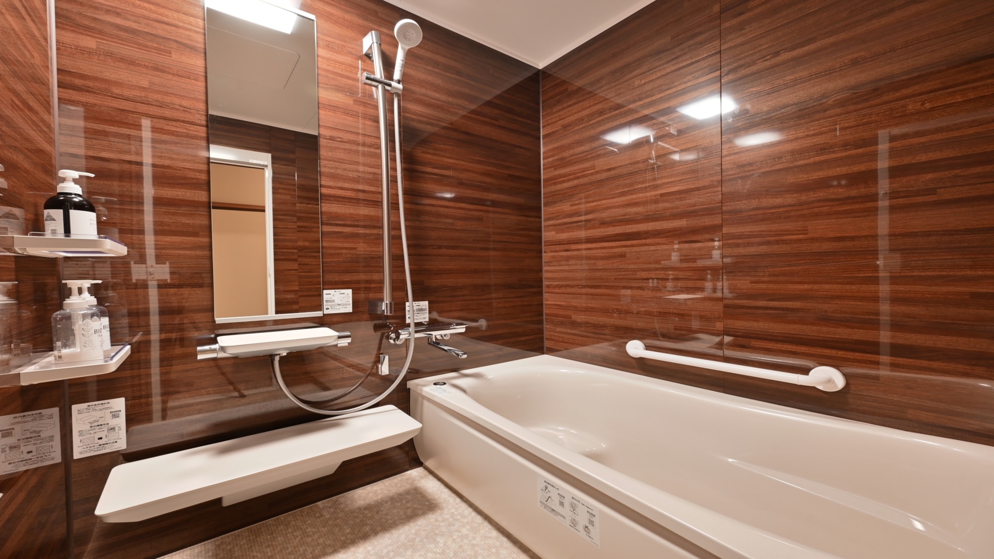The Kikyo bath has a calming atmosphere. A healing space enveloped in warmth.