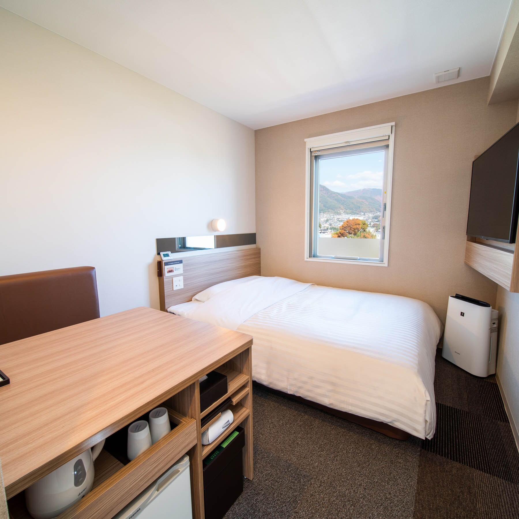 [Extra Room] A 150cm double bed with a spacious desk and bench seat allows you to relax comfortably♪