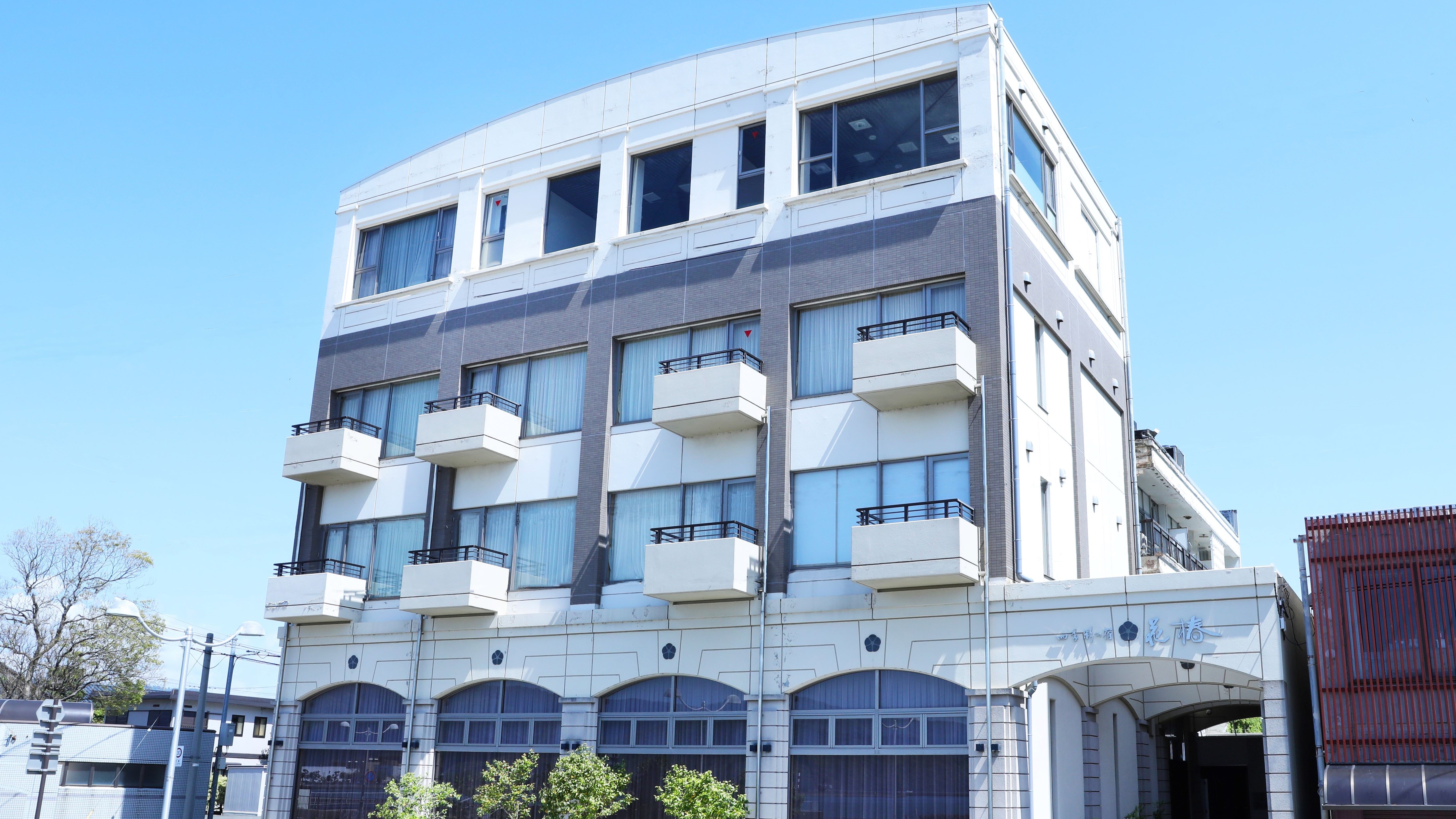 Bên ngoài cơ sở