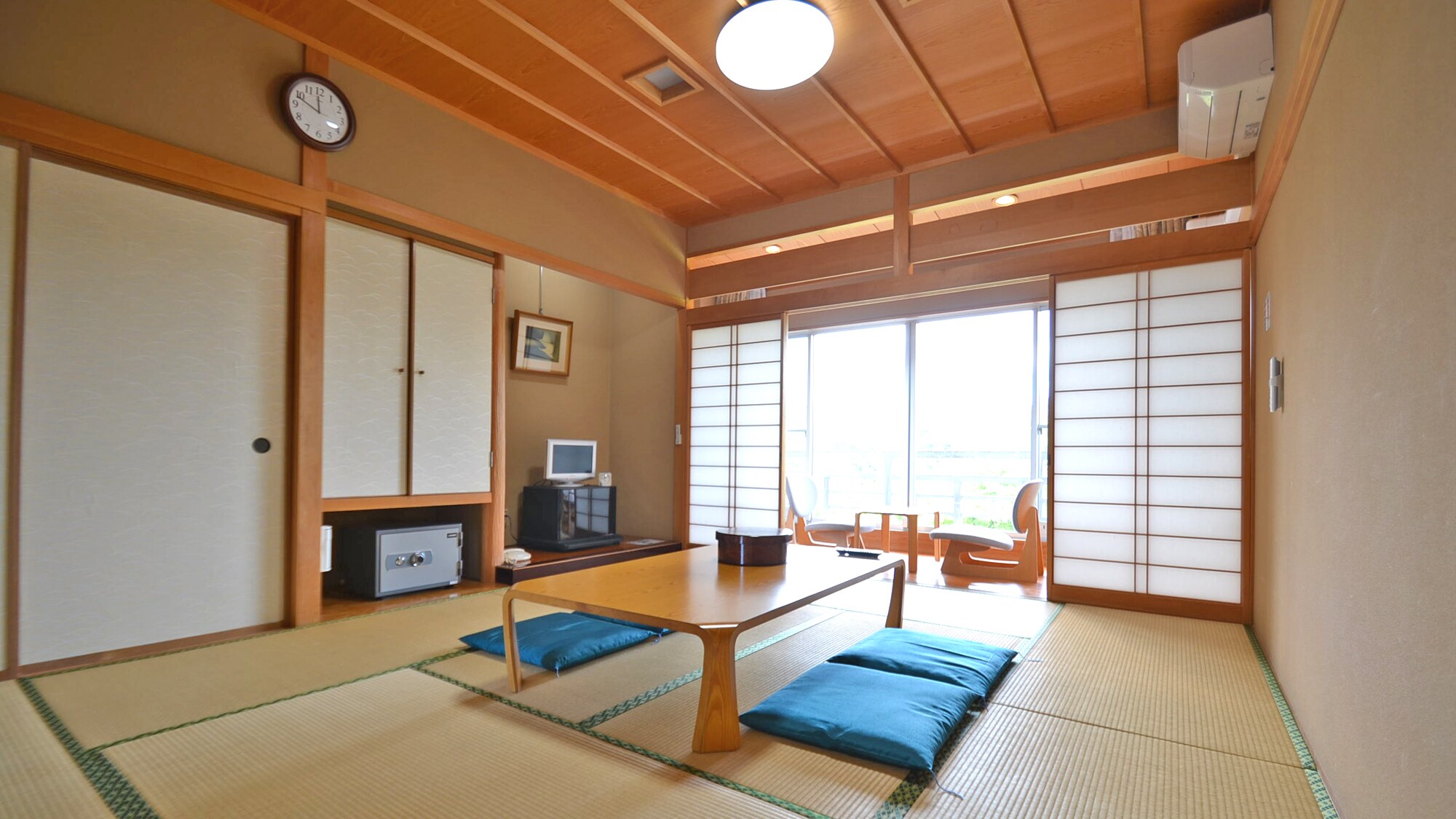 *Example of a guest room: A Japanese-style room popular with families and training camps. Futons are self-service.