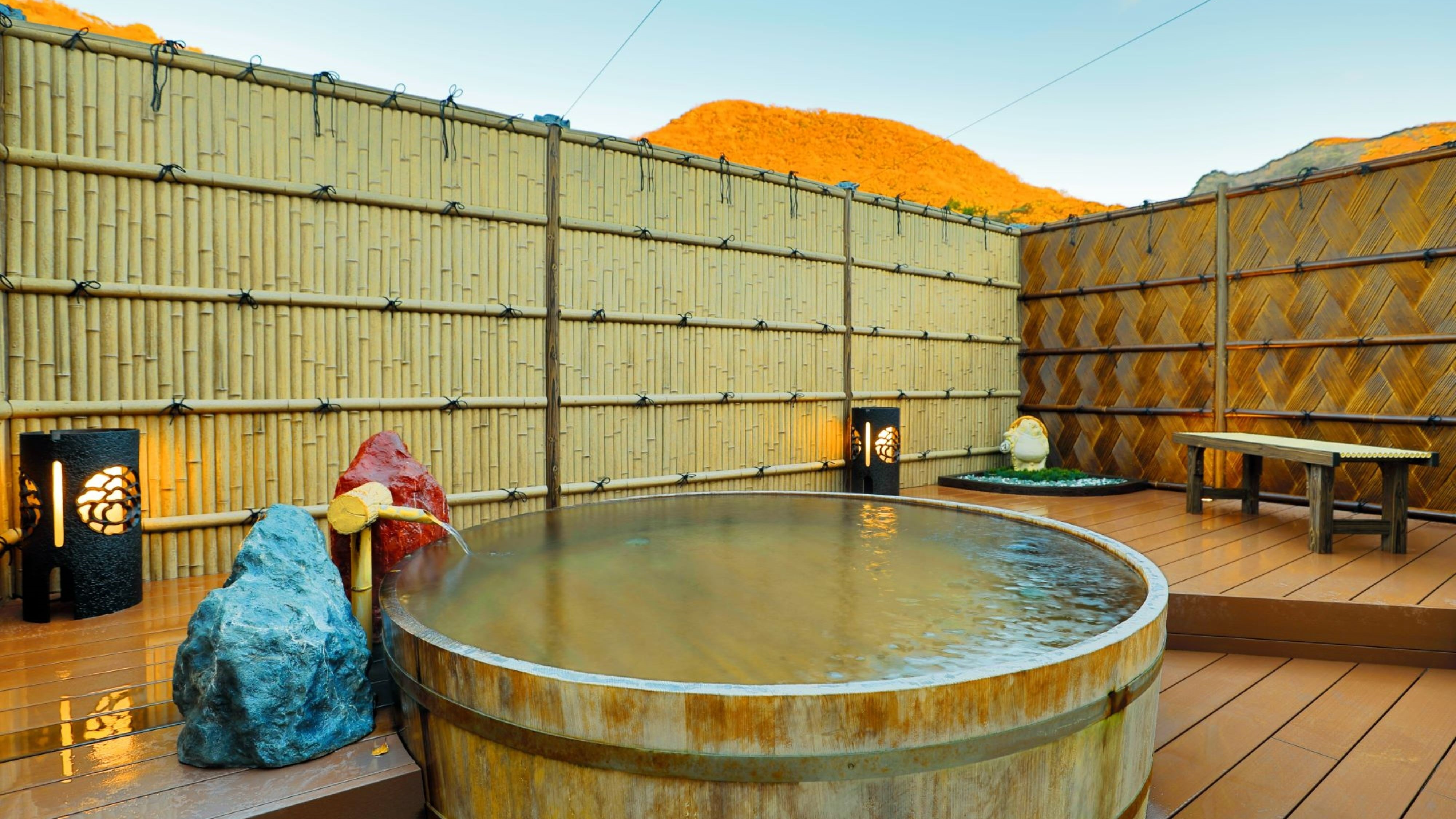 Open-air hot spring bath ◆ The open-air bath on the river side is spacious and relaxing.
