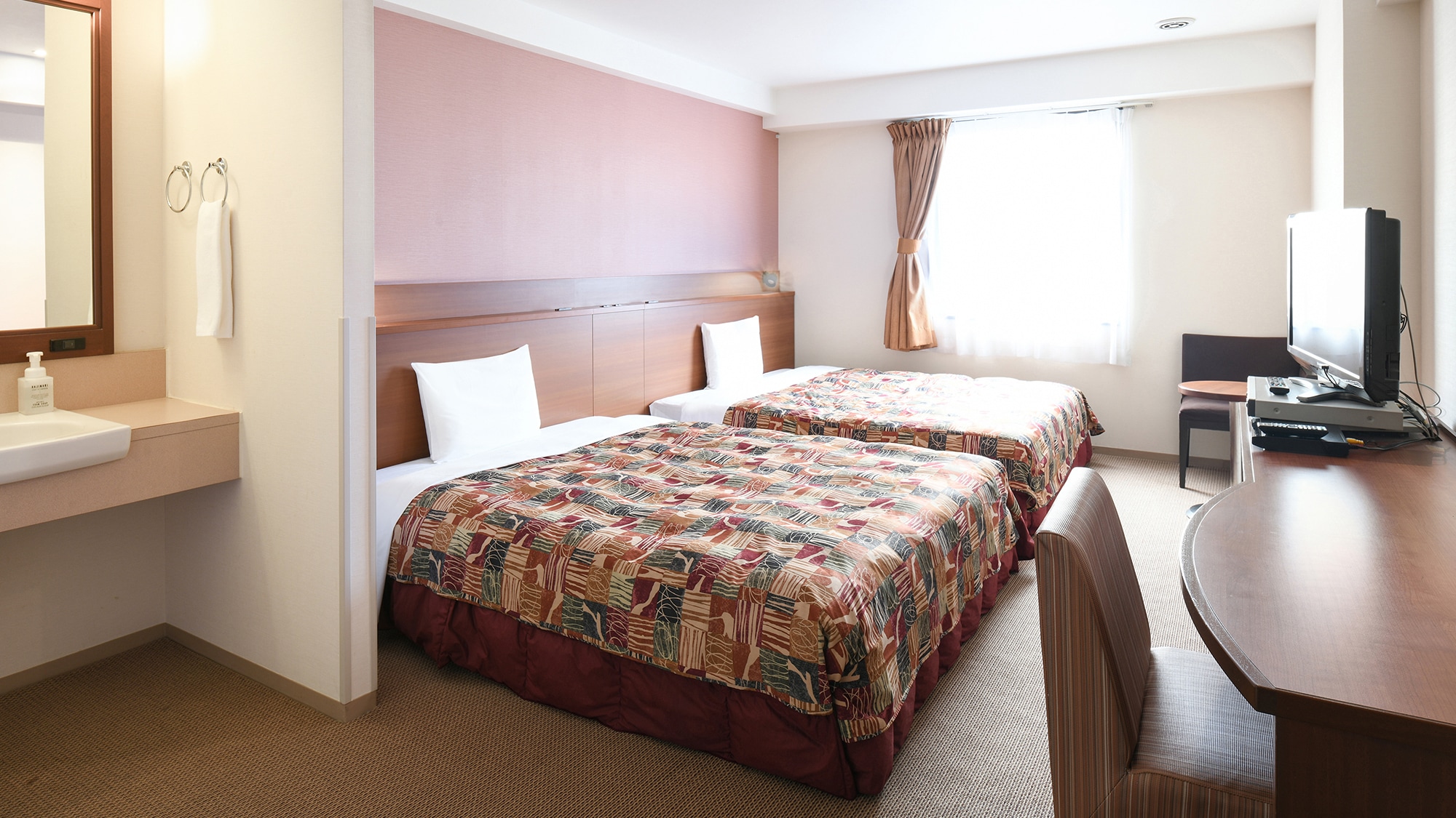 Kamar ini memiliki dua tempat tidur double dengan lebar 150cm.