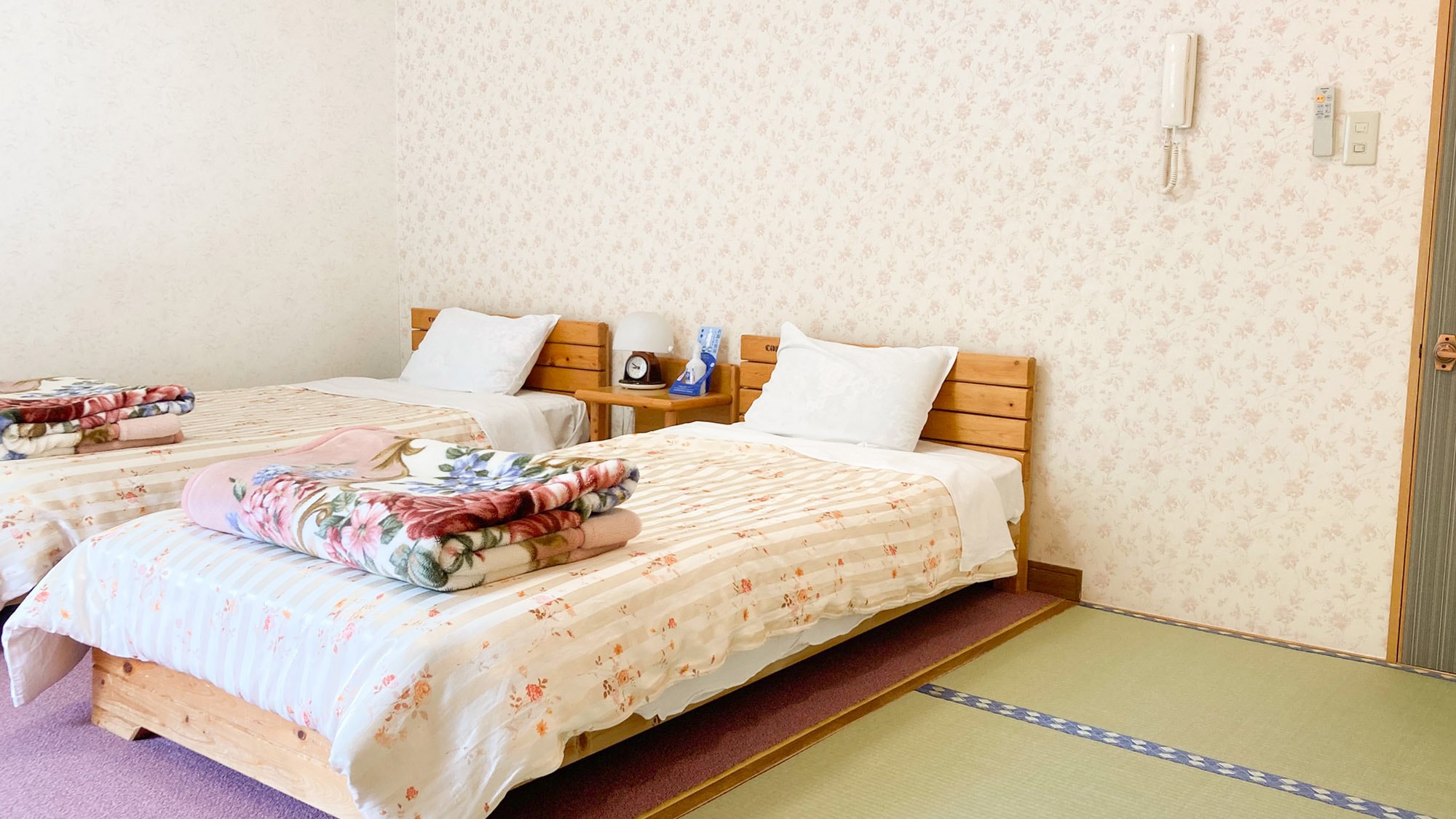 ・[Japanese-Western style room] A room with two beds and tatami mats. A spacious 10 tatami mat room.