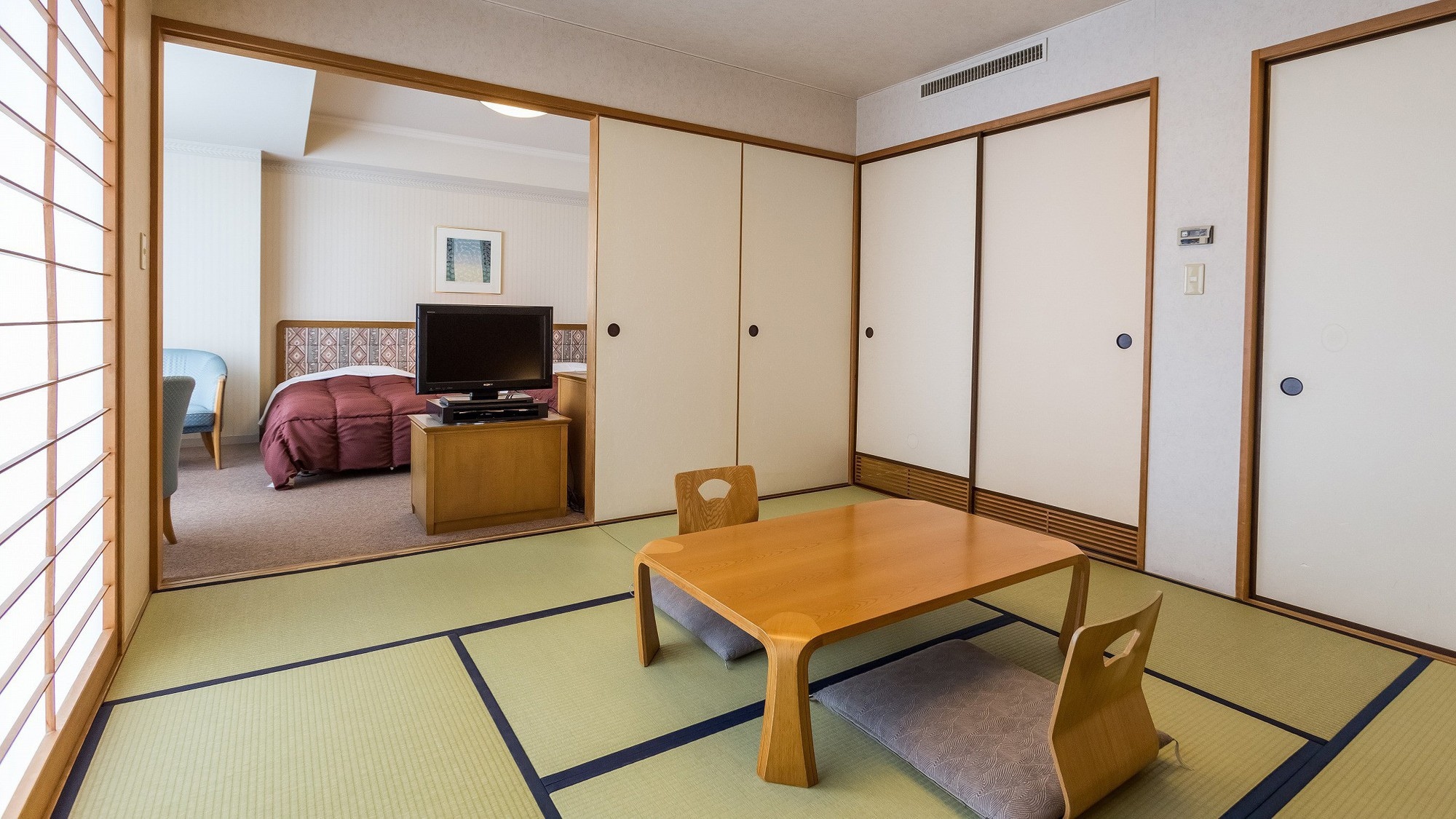 [Wing building / Japanese-Western style room type] Popular with families and trips of three generations.