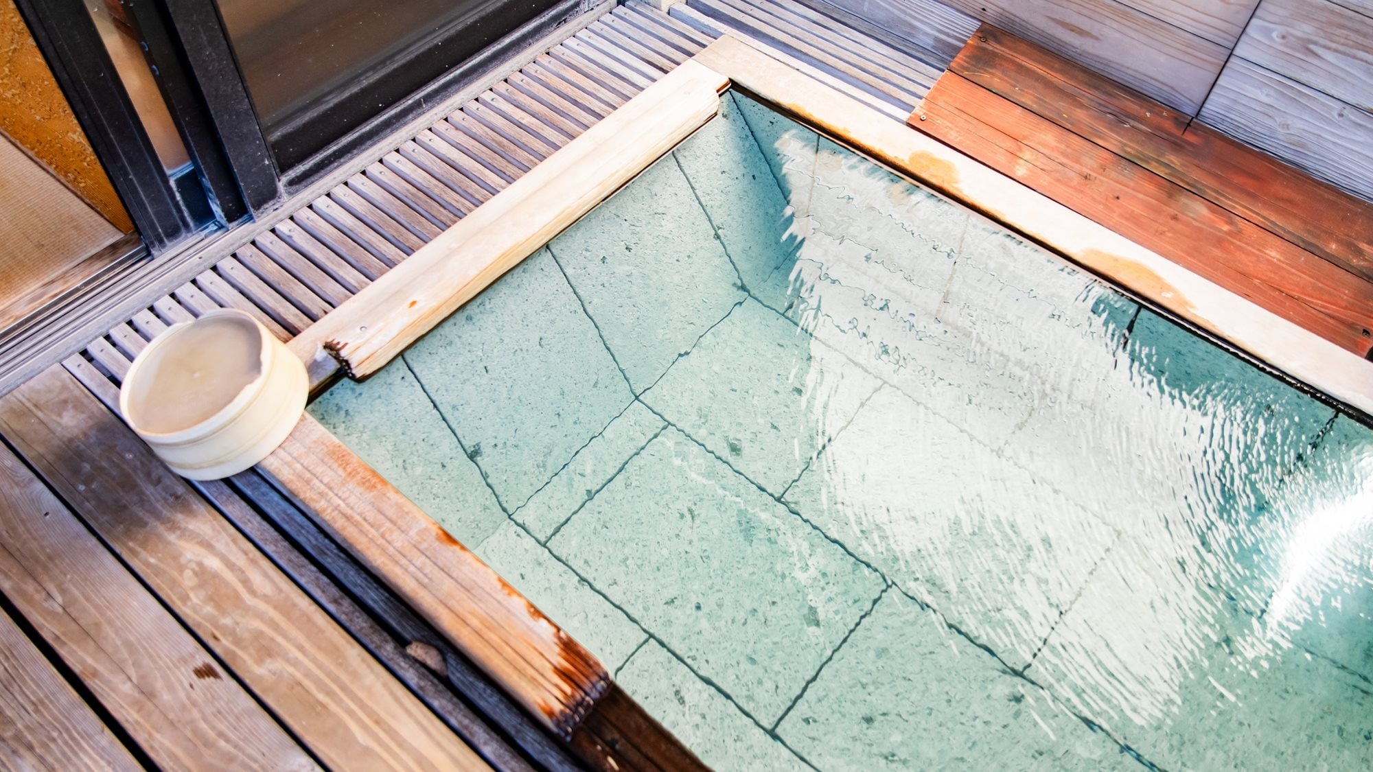 [Lying bath] Relax in a shallow bathtub that puts less strain on the body