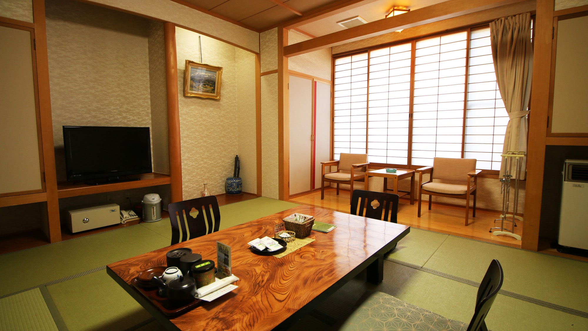 [Guest room example] 12.5 tatami mats, spacious Japanese-style room overlooking the courtyard where you can feel the seasons