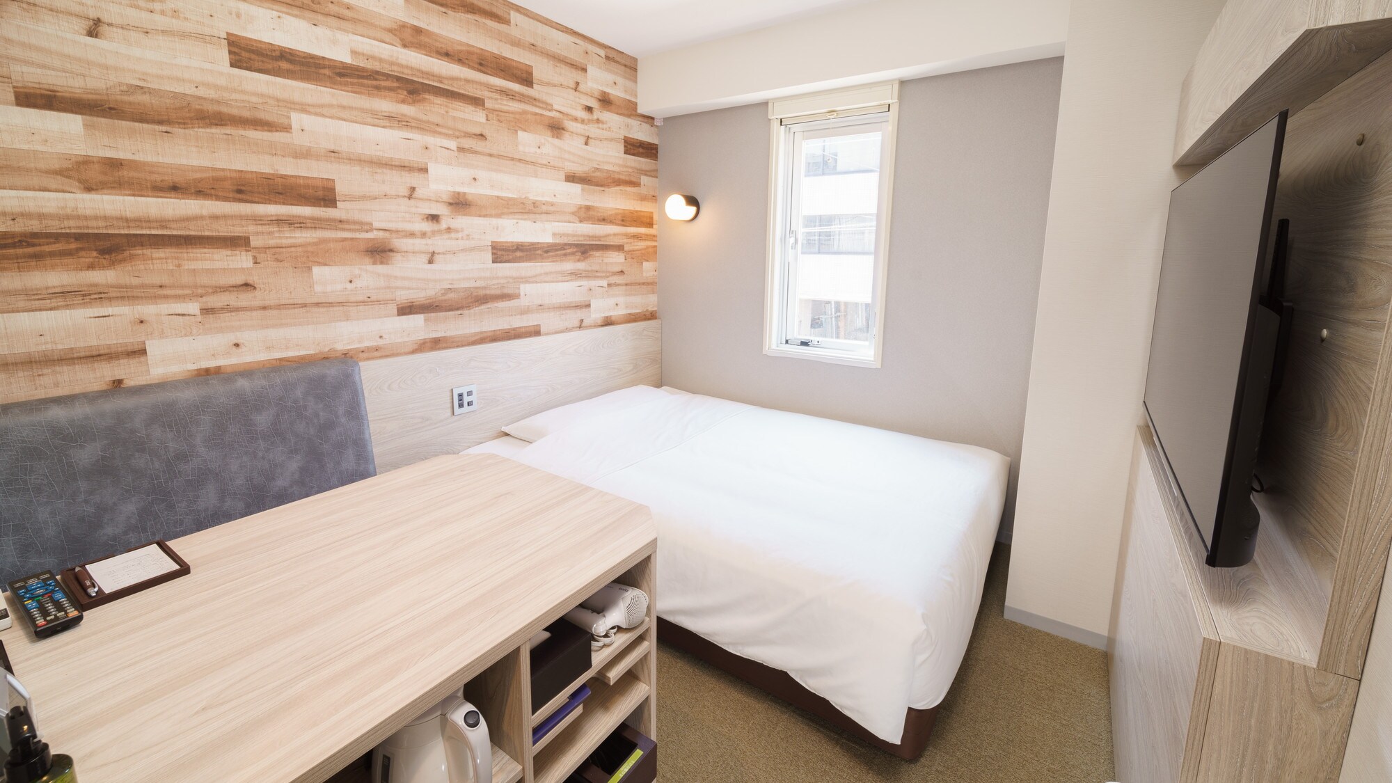 The wide desk makes work easier