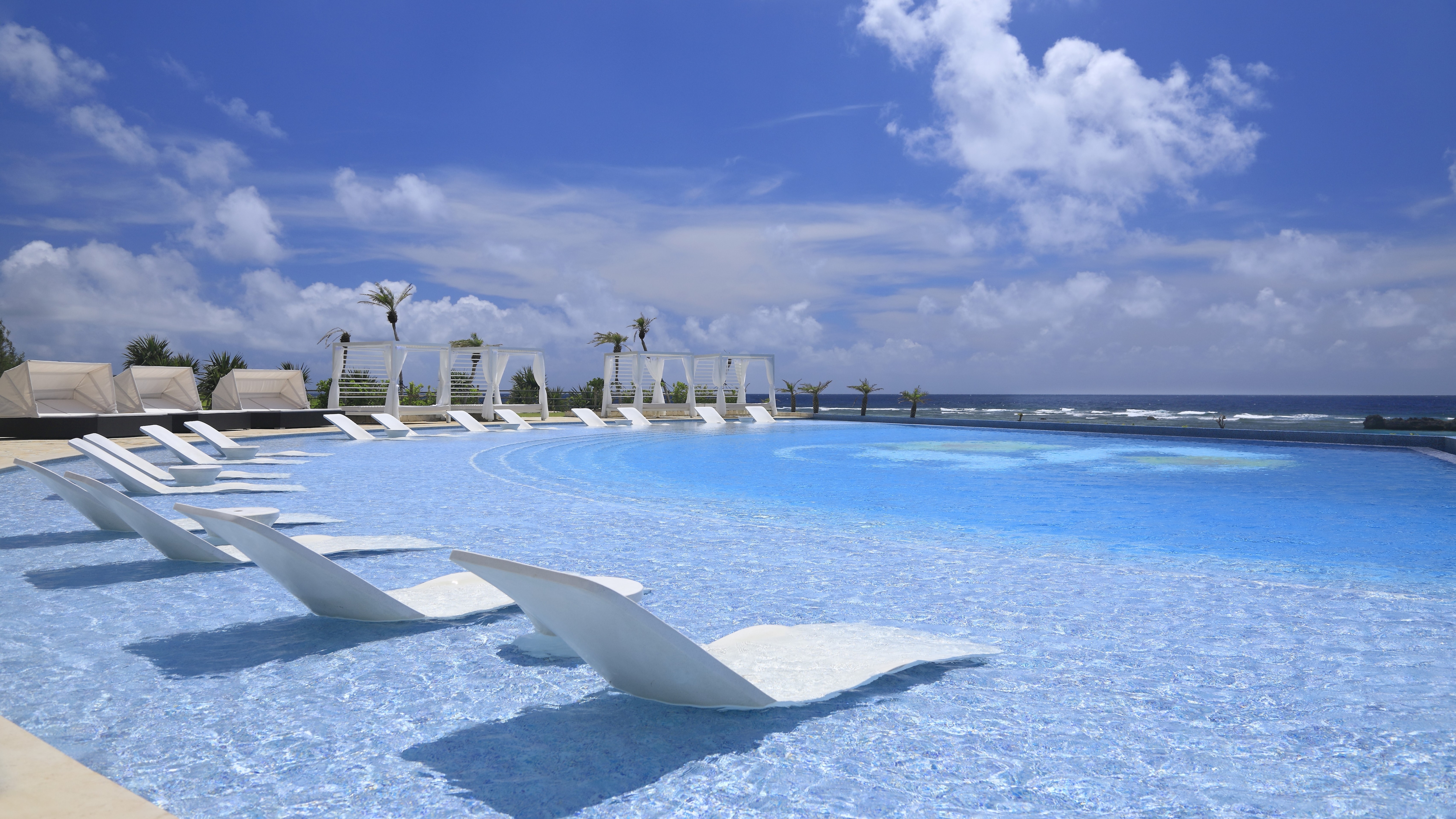 [Shigira Beach Side Pool] You can use the two pools, deck chairs, and showers installed in the area for free.