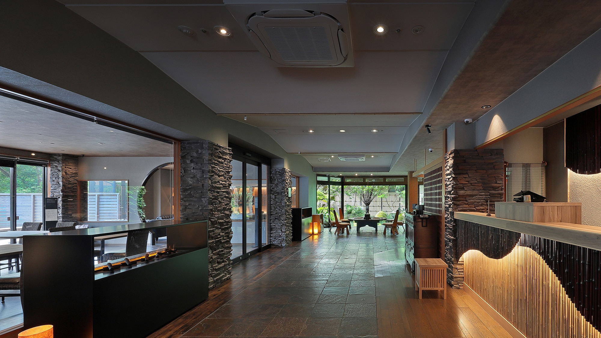 [Lobby] The calm atmosphere is warm and relaxing.
