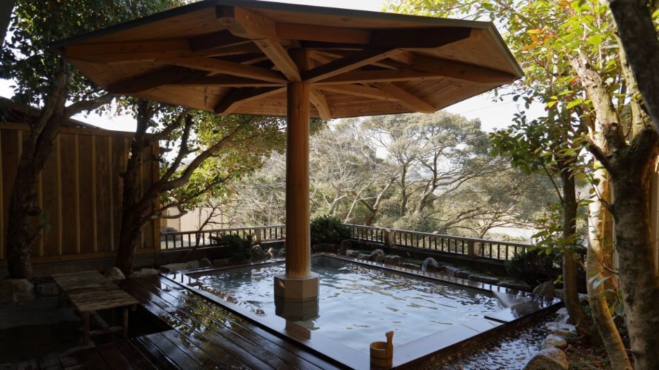 Pemandian terbuka / Sinar matahari menembus pepohonan