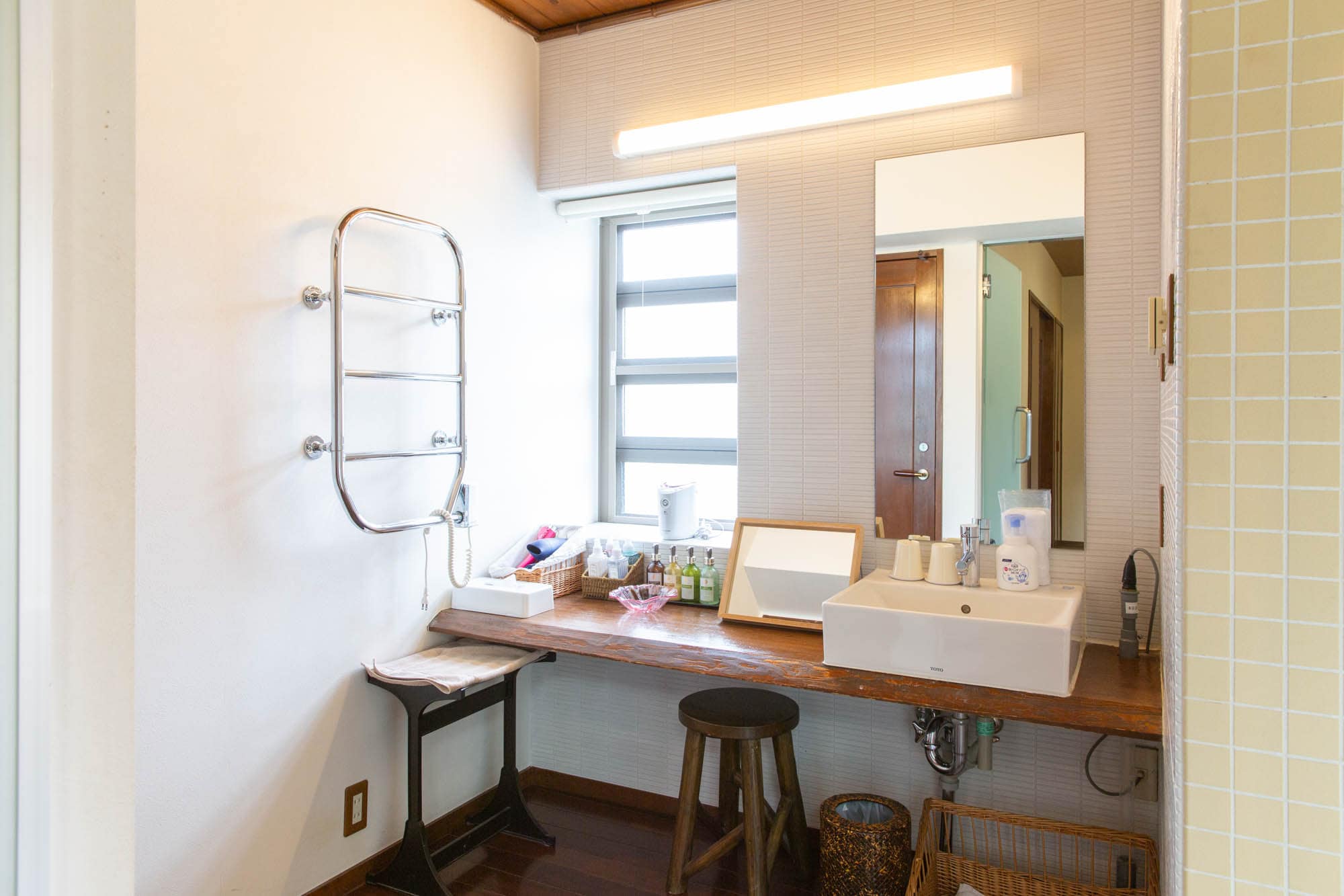 201-203 Special room spacious wash basin