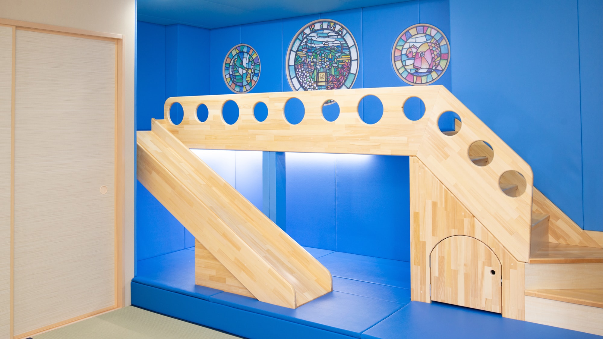 "En" [Family suite room with open-air hot spring bath] Kids loft with slide