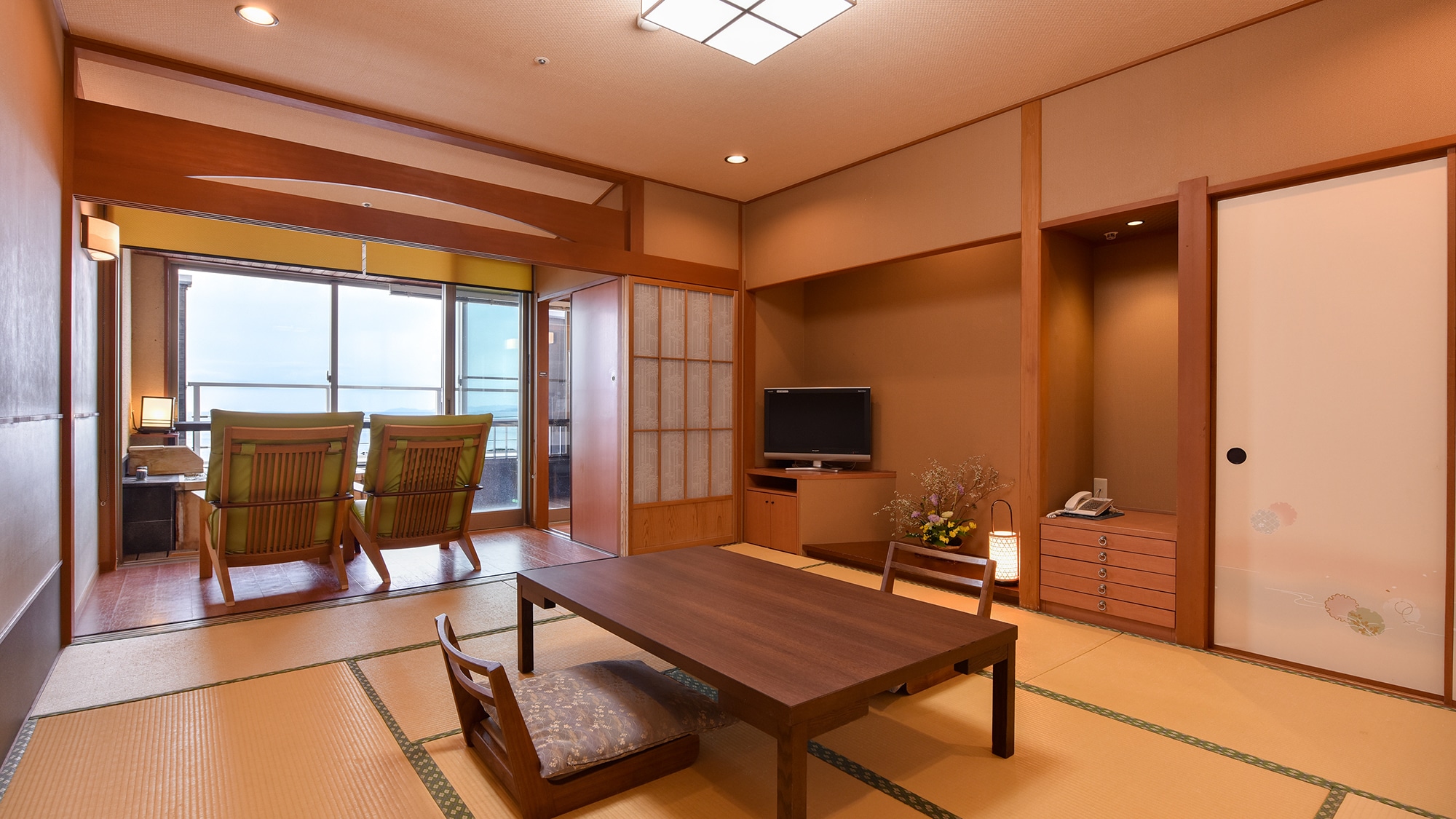 * [Room with open-air bath (Mashirano) / Modern] A room with a soft and calm atmosphere unique to an inn.