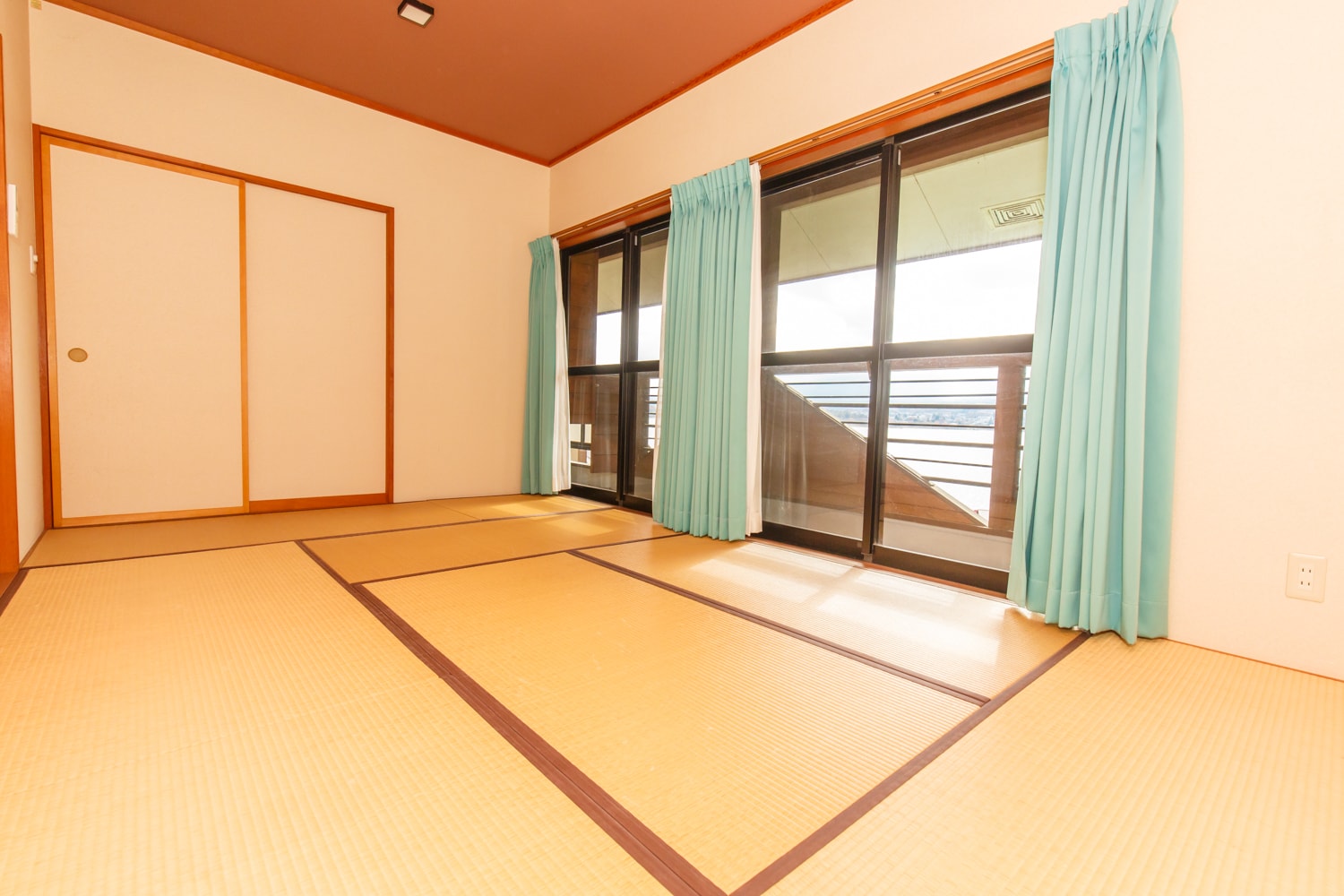 C-shaped 2nd floor Japanese style room for 8 people