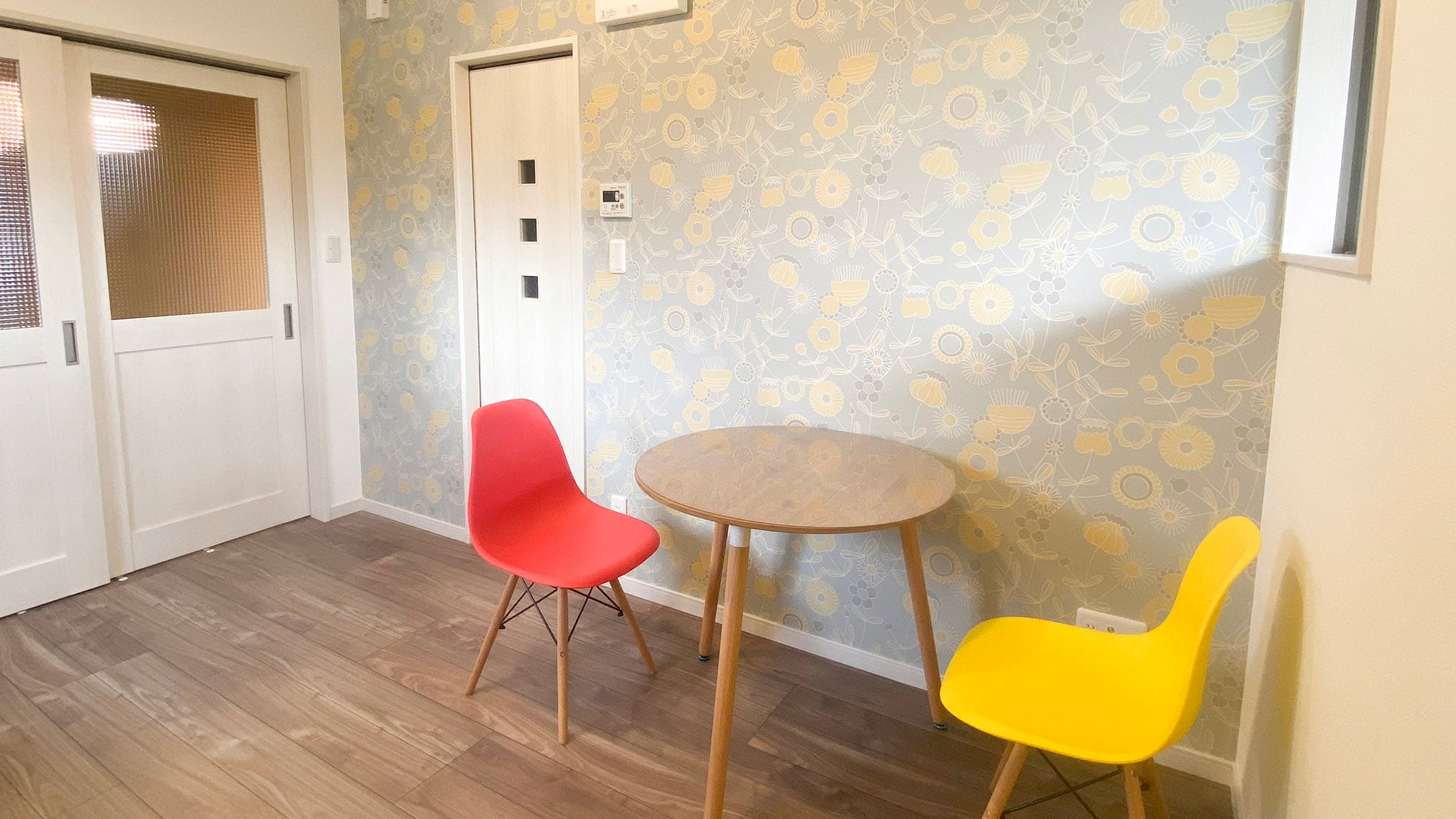 ・[Nordic: Dining] Chairs and wallpaper with a pop atmosphere