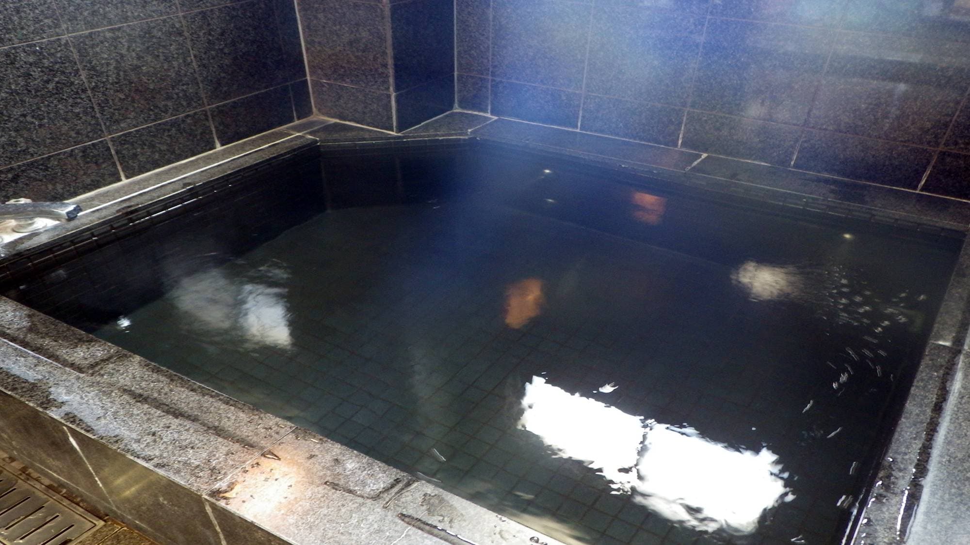 *[Large communal bath/Male and female alternate system] Although it is a small size, please spend a relaxing time soaking in the warm water.
