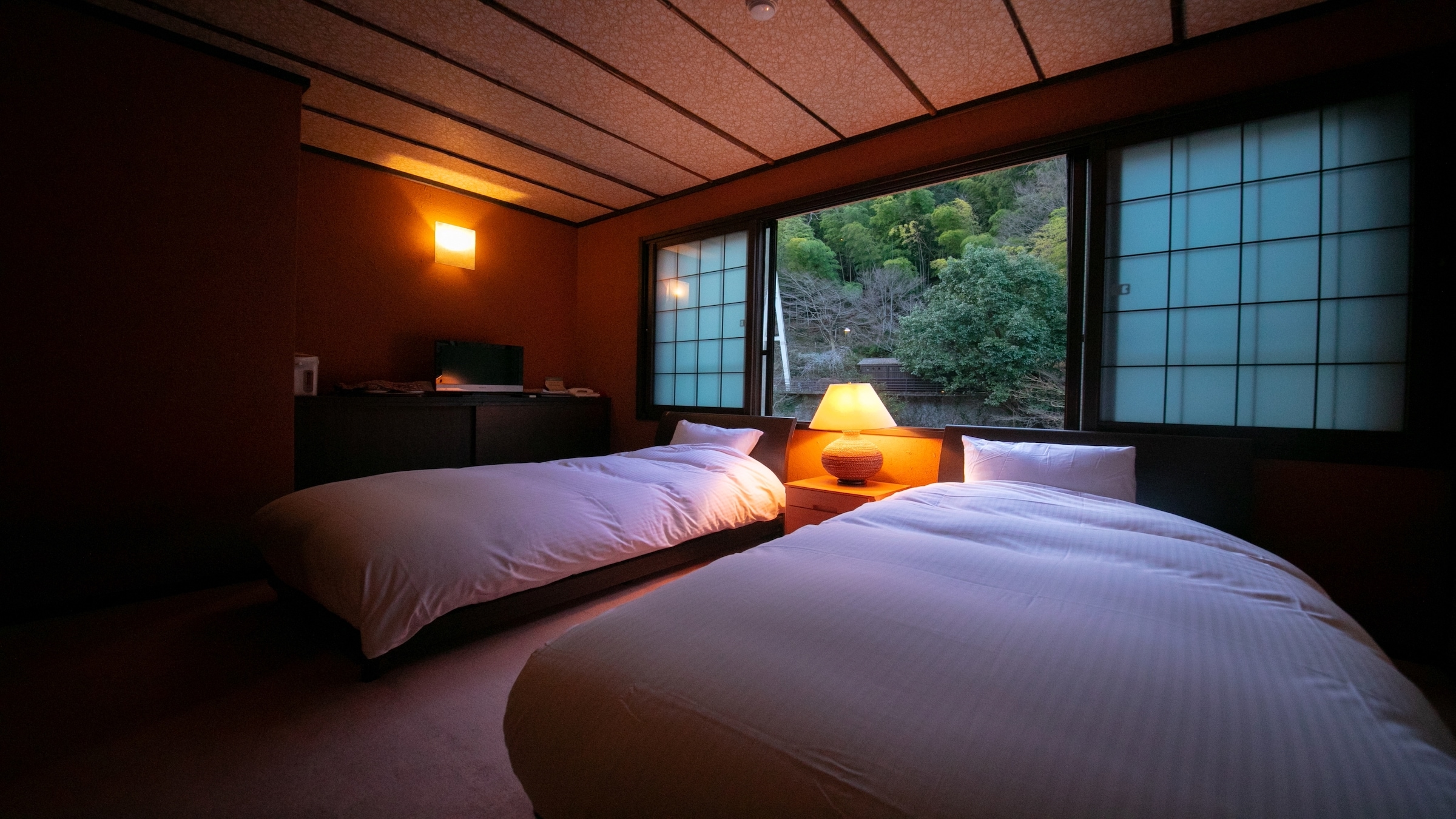 [Guest room with open-air bath] River side Japanese-style room 10 tatami mats + Western-style room with twin beds