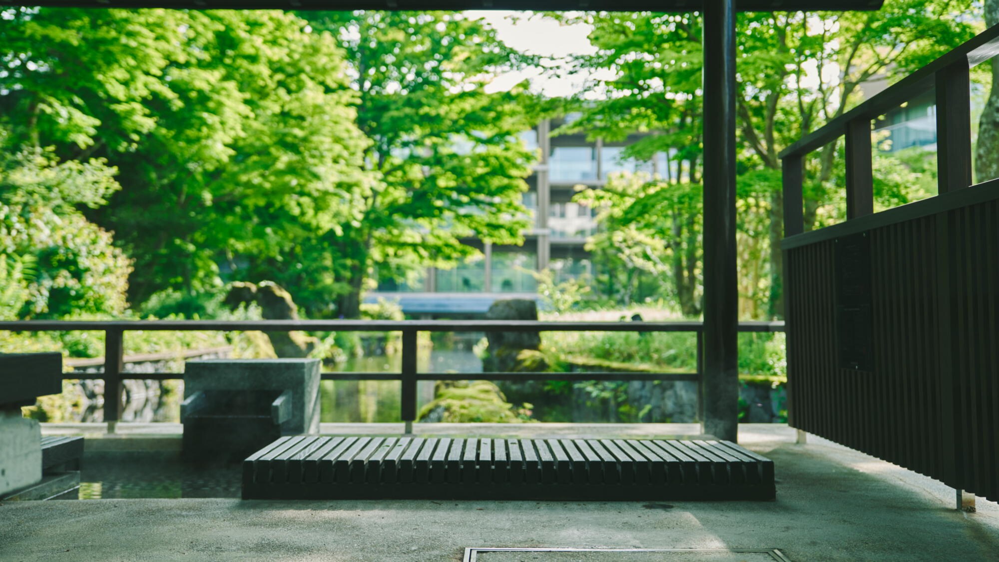 가든 산책로에 있는 족탕에서는 산책의 도중에 쉬고, 안뜰을 보면서 하코네의 사계를 체감해 주세요