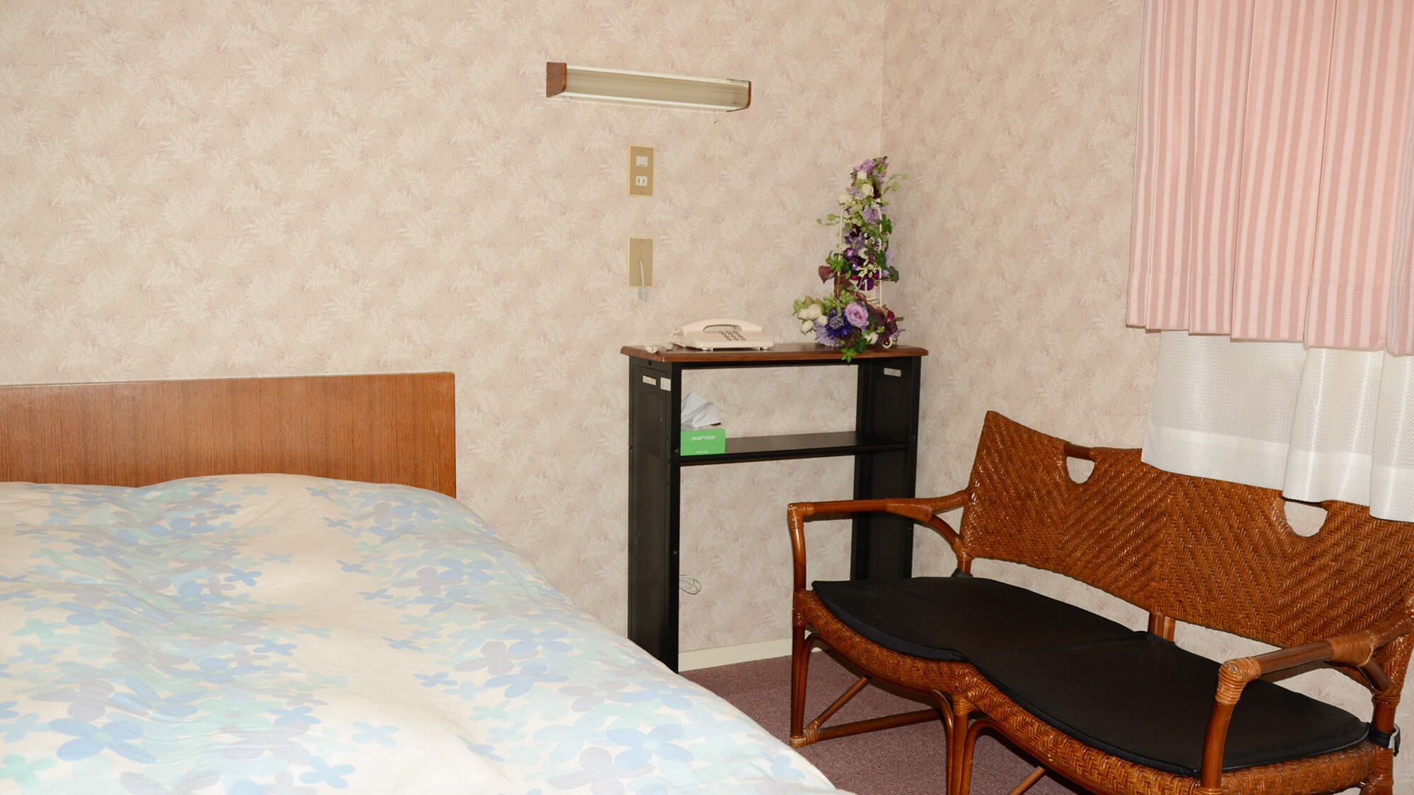 ・[Single Room] We have two single rooms. They are spacious enough to soothe your tired body and mind after a long day of travel.