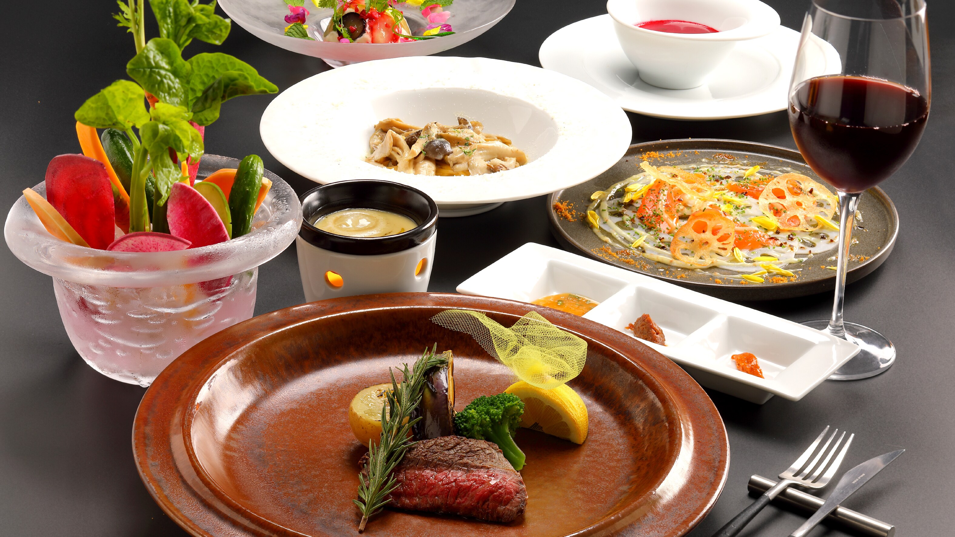 Chúng tôi sẽ phục vụ các món ăn được chế biến bởi Akira Watanabe, chủ sở hữu và đầu bếp của FARM AKIRA.