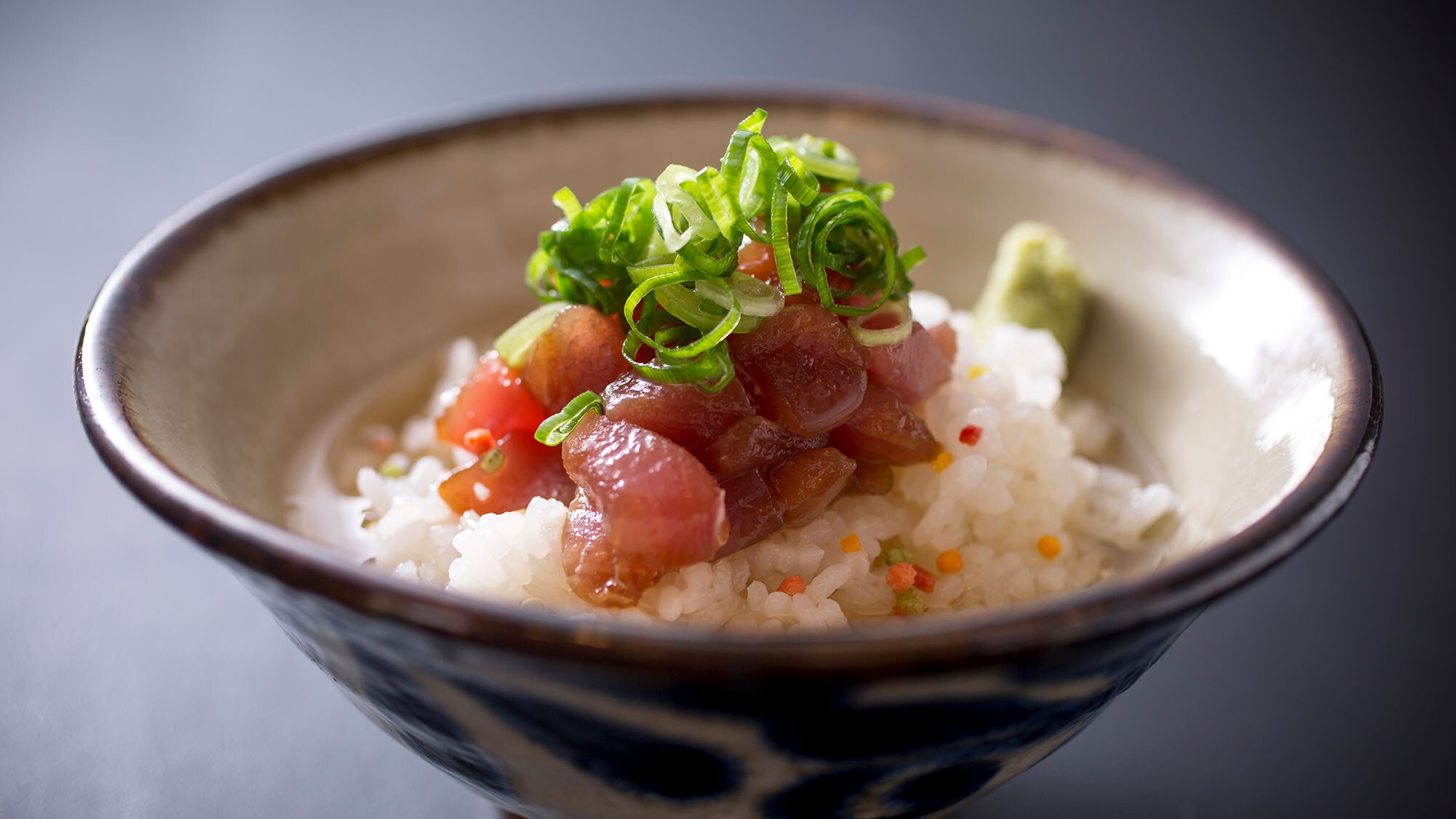 Terakhir, ada Fisherman's Bowl. Sashimi direndam dalam saus spesial dan nasi! Juni hingga September