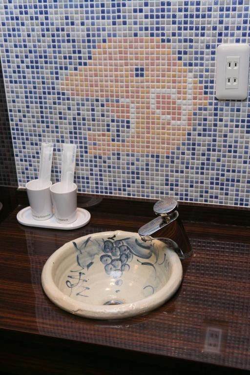 Dolphin washbasin