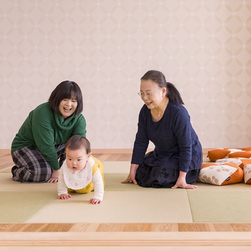 The junior family room, which has a living room and a Japanese-style room, is nice to be able to spend time from a perspective close to that of a child.