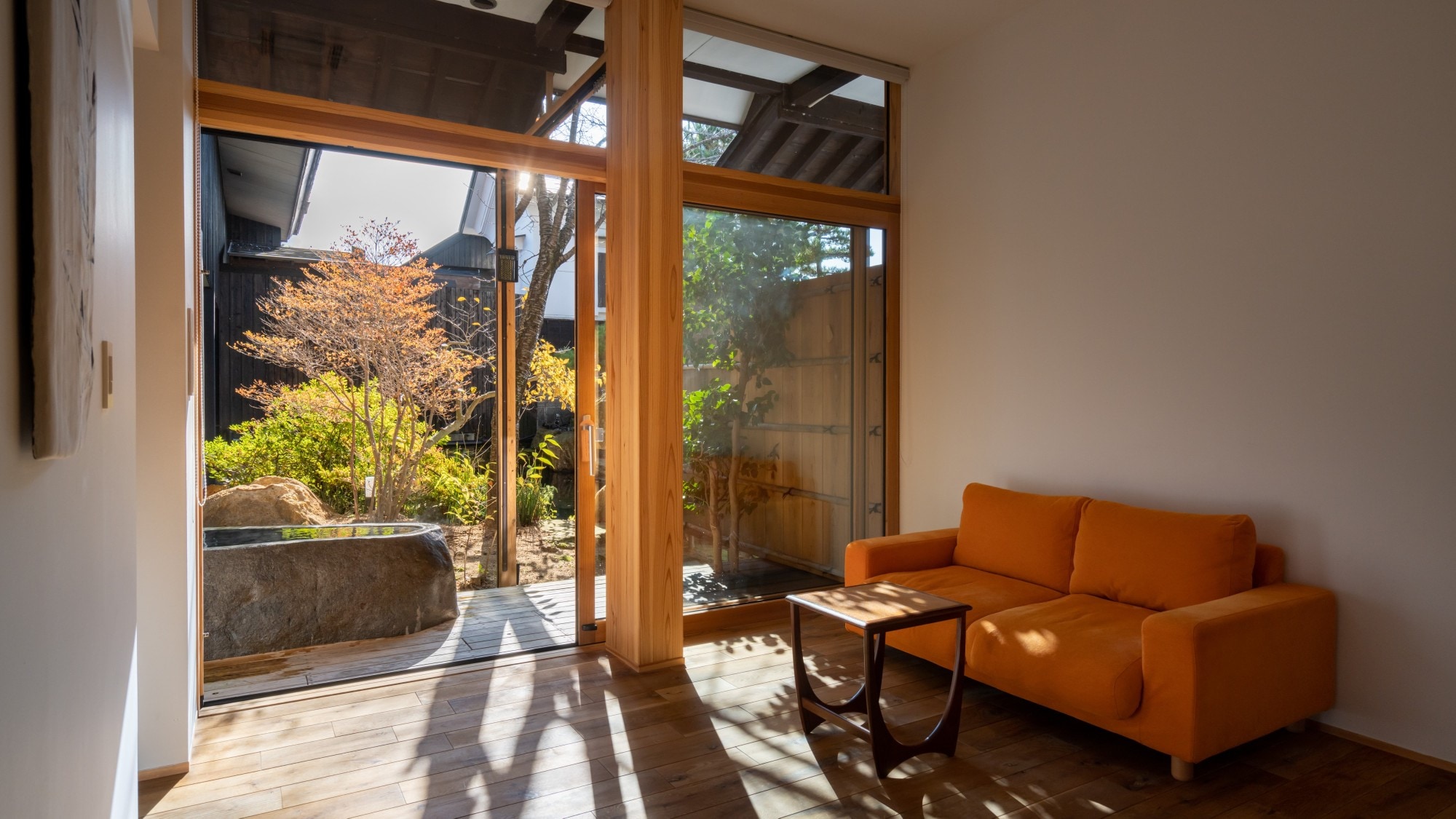 [SAKURA03] A renovation of an old elementary school building used in the Taisho era. Spacious space with high ceiling