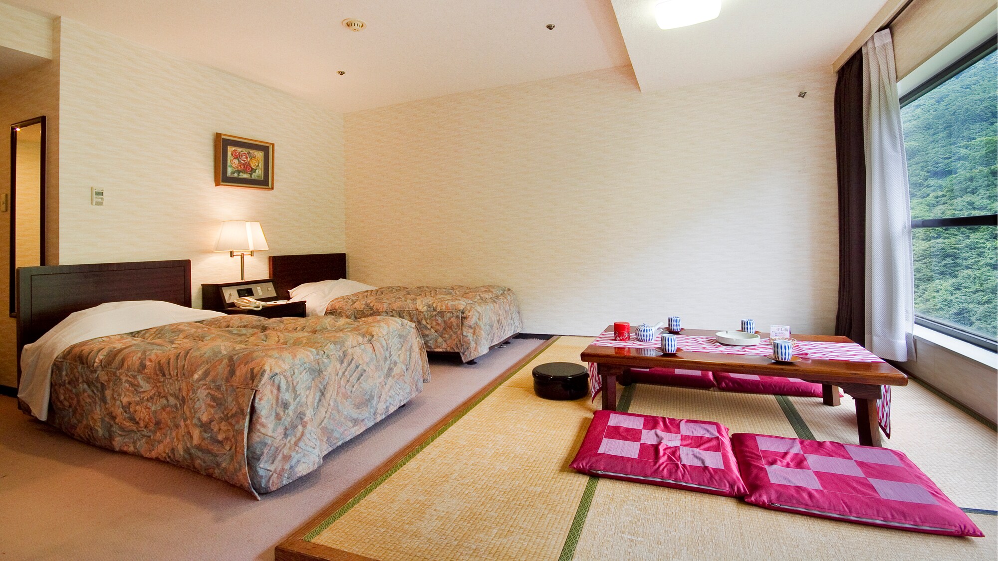 [ห้องแบบญี่ปุ่นและแบบตะวันตก] เข้าพักได้สูงสุด 4 คน คุณสามารถผ่อนคลายในขณะที่มองเห็นทิวทัศน์อันงดงามของหุบเขา