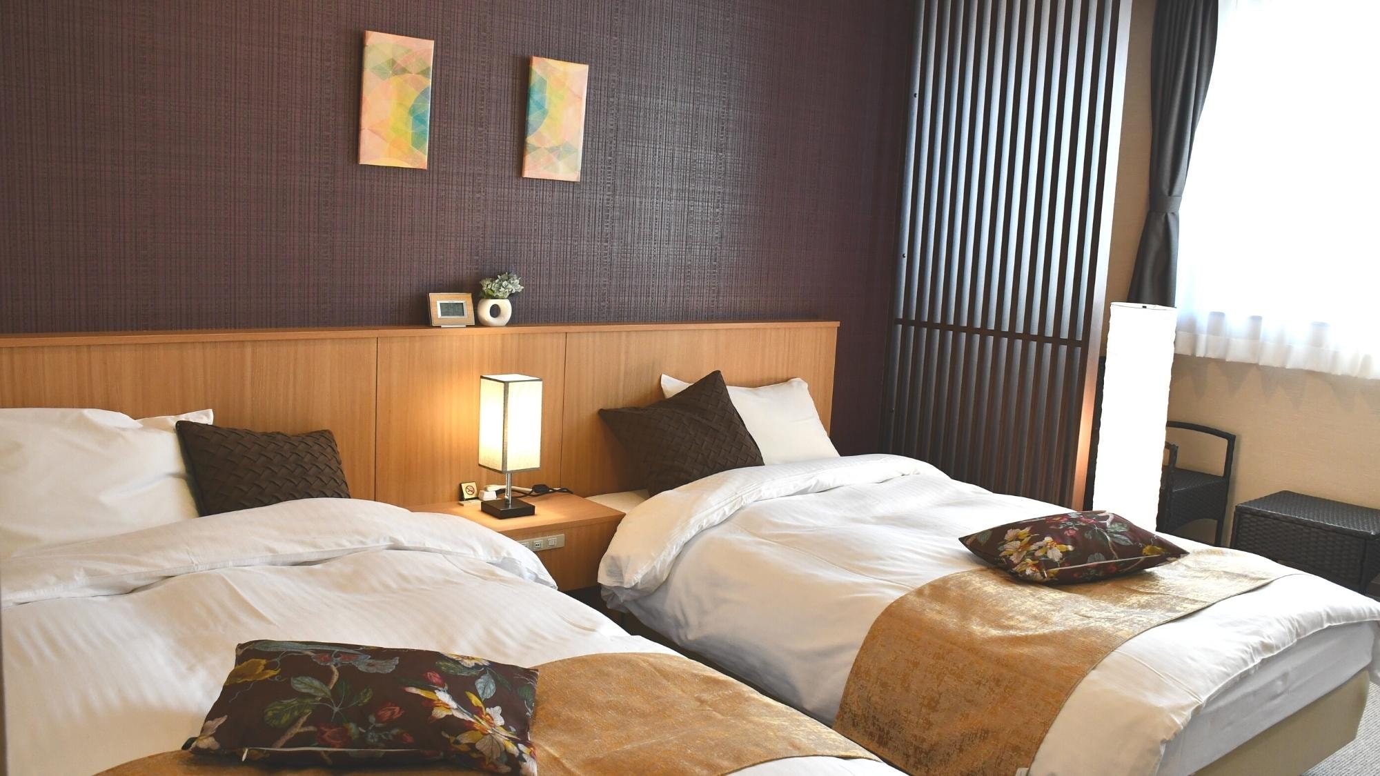 A Japanese modern room with a calm brown base.