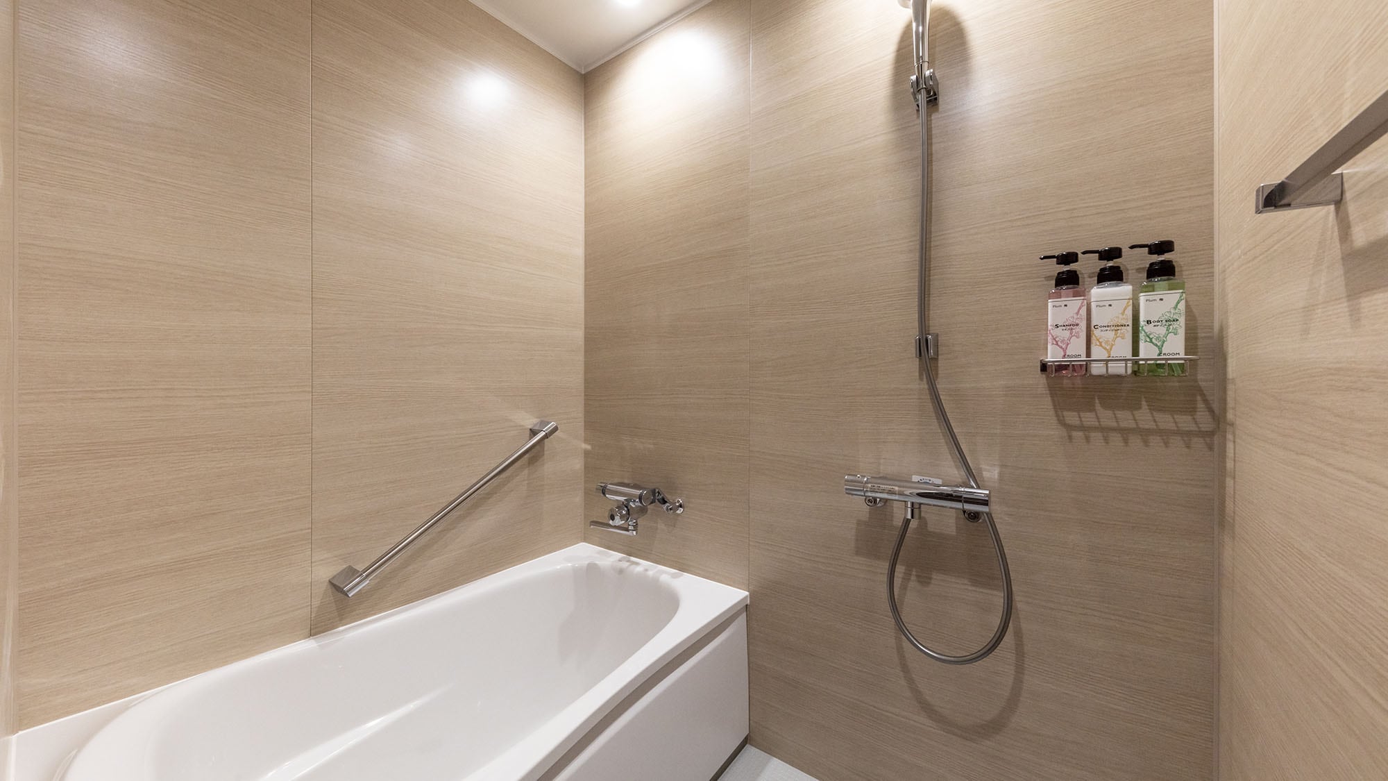 Living space: 2,500mm ceiling, raised floor (tatami mats), bathroom: toilet + washstand, bathtub