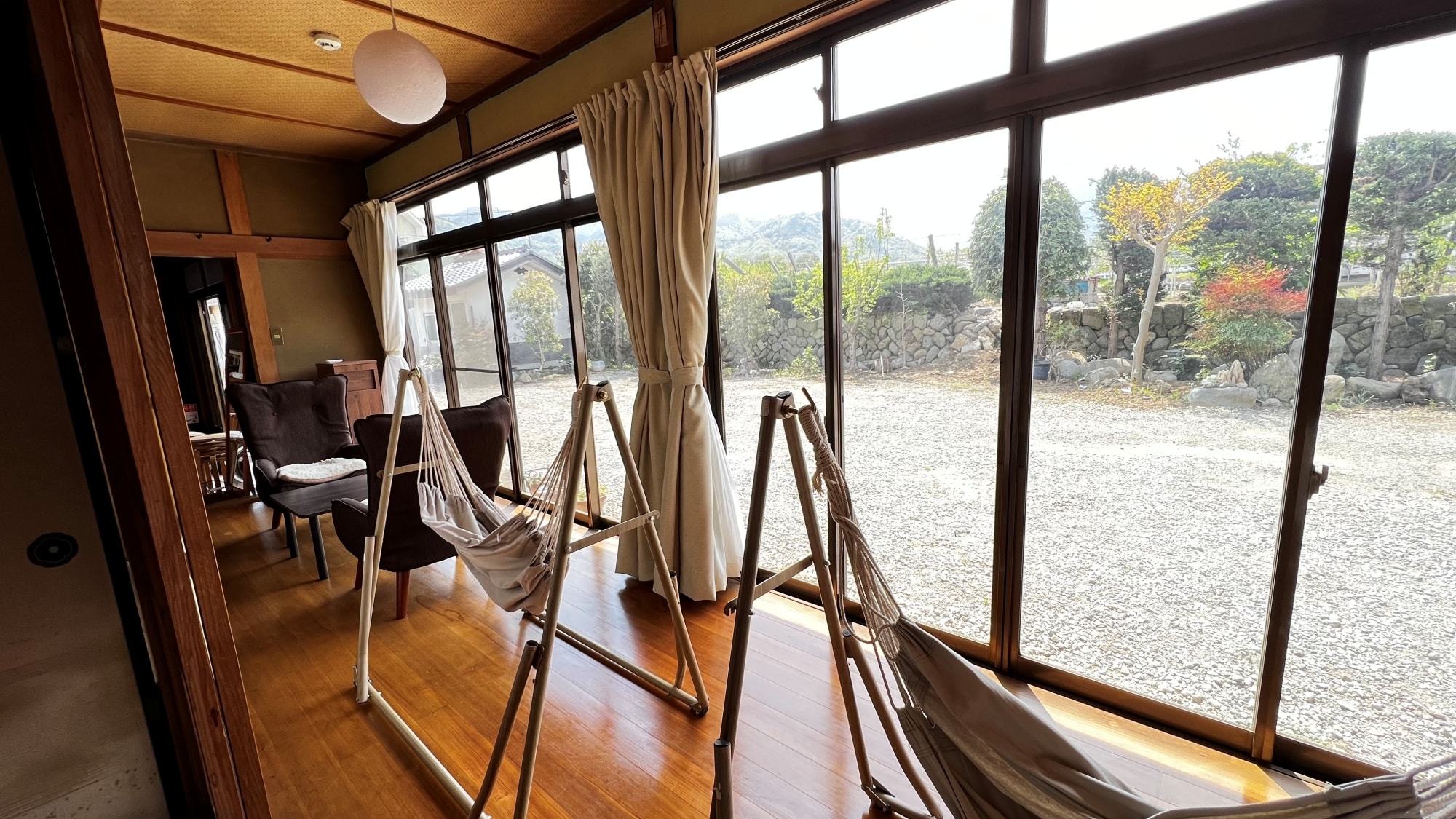 * [Tougen no Ie] ห้อง (ตัวอย่าง) คุณสามารถผ่อนคลายได้โดยการอ่านหนังสือหรืองีบหลับพร้อมกับเอนตัวไปบนเปลญวน