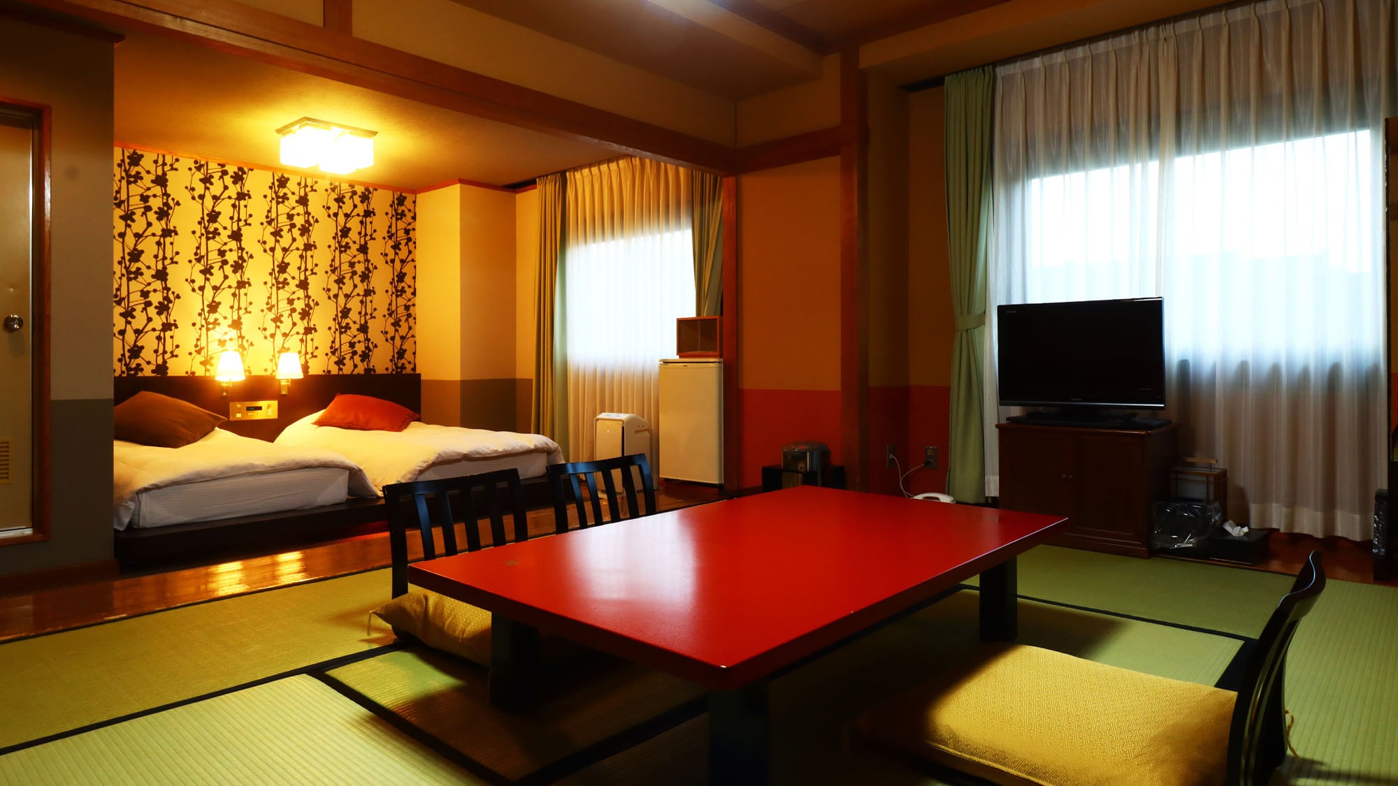 # [Guest room example: Japanese-Western style room] A Japanese-Western style room with a twin bedroom and a 10-tatami Japanese-style room.