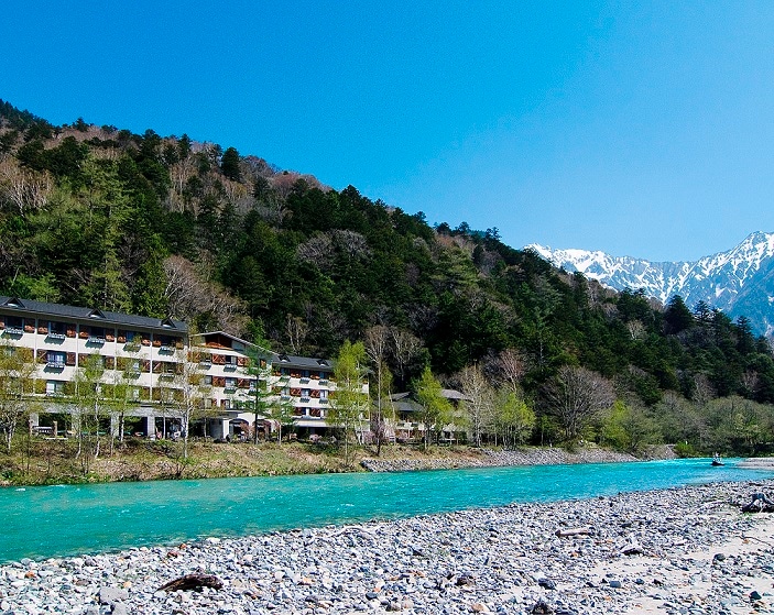 Exterior: Remaining snow/Spring