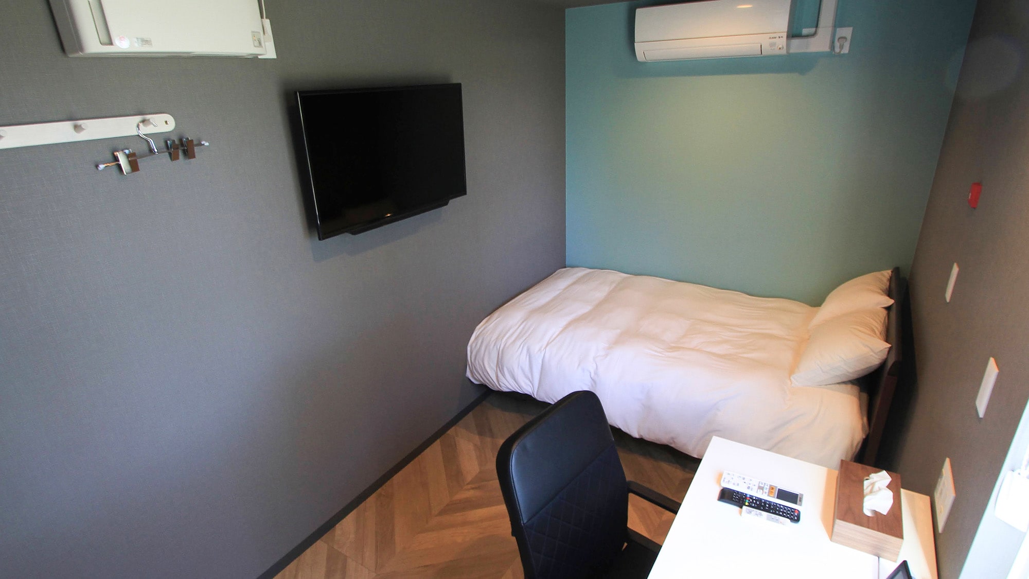 ・[Semi-double room] The room has a calm atmosphere with a mint green and gray color scheme.