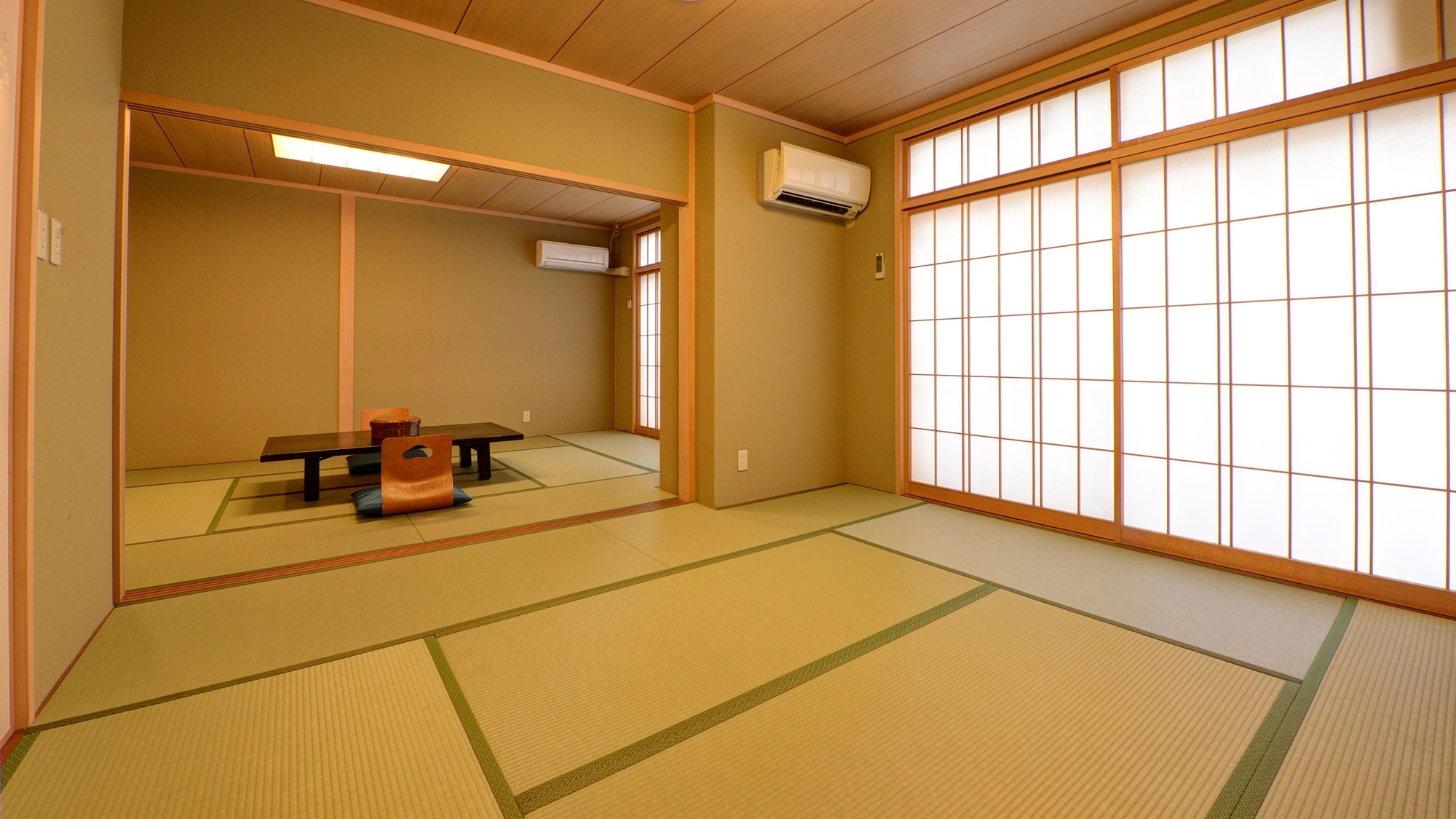 *[Example of a Japanese-style room] This is a 20-tatami room. It varies depending on the number of people.