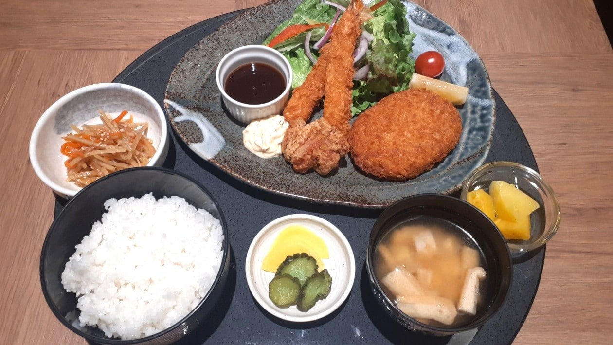 Mixed fried food set meal