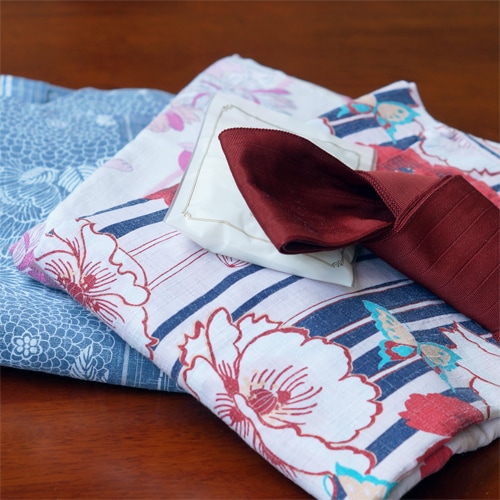 [Yukata] There are large and small colored yukatas. Please use it for traveling around the road ♪